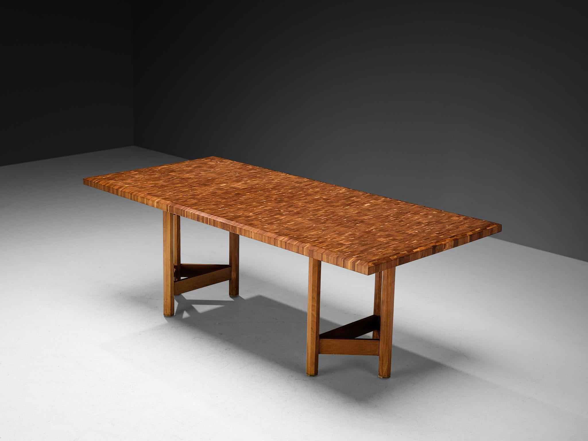 Jan Vlug, table de salle à manger, noyer, métal, laiton, Belgique, années 1970

Magnifique et rare table de salle à manger avec un plateau caractéristique et superbement exécuté. La table est fabriquée par le designer belge Jan Vlug. Outre le