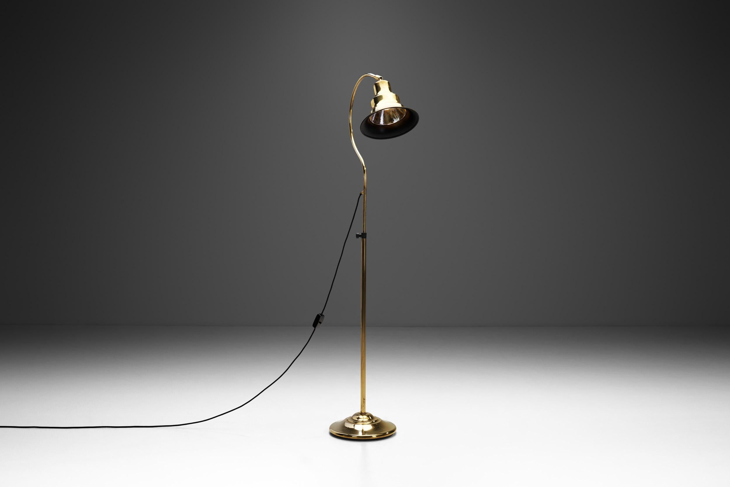 Scandinavian Modern Jan Wickelgren Curved Brass Floor Lamp for Aneta Belysning AB, Sweden 1970s For Sale