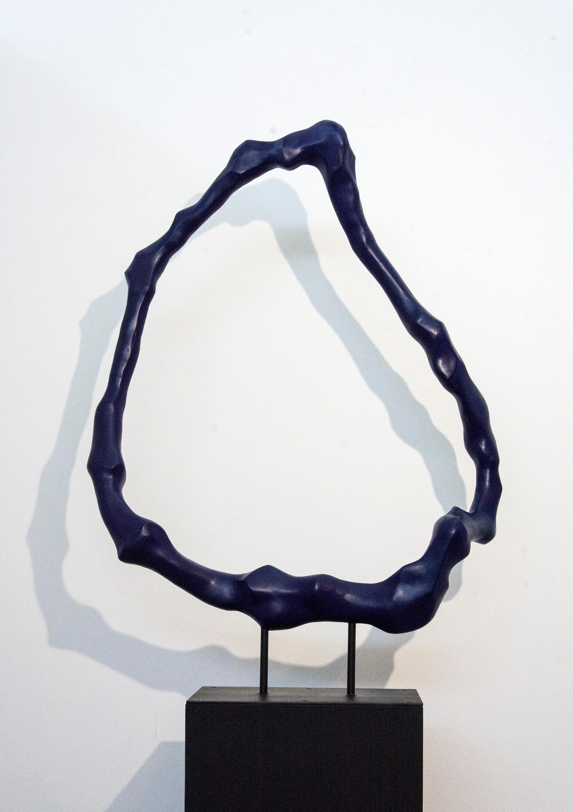 Biomorphic Blue No 11 - pierre d'hiver lisse et pigmentée, sculpture abstraite