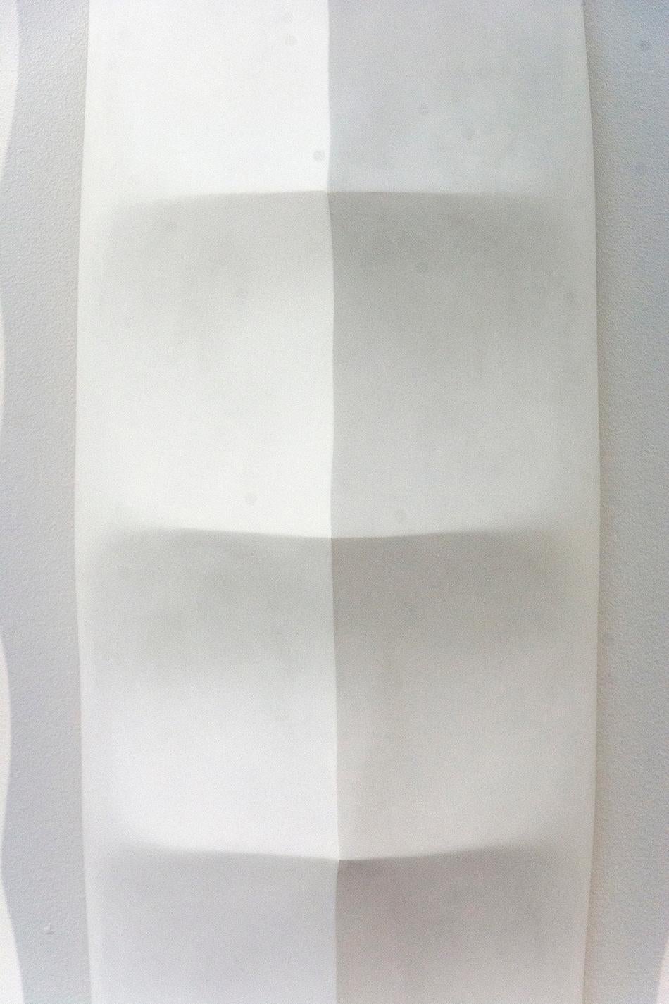 Biomorphic No 3 – helles, weißes, minimalistisches, abstraktes Wandrelief aus Gips und Wachs im Angebot 1