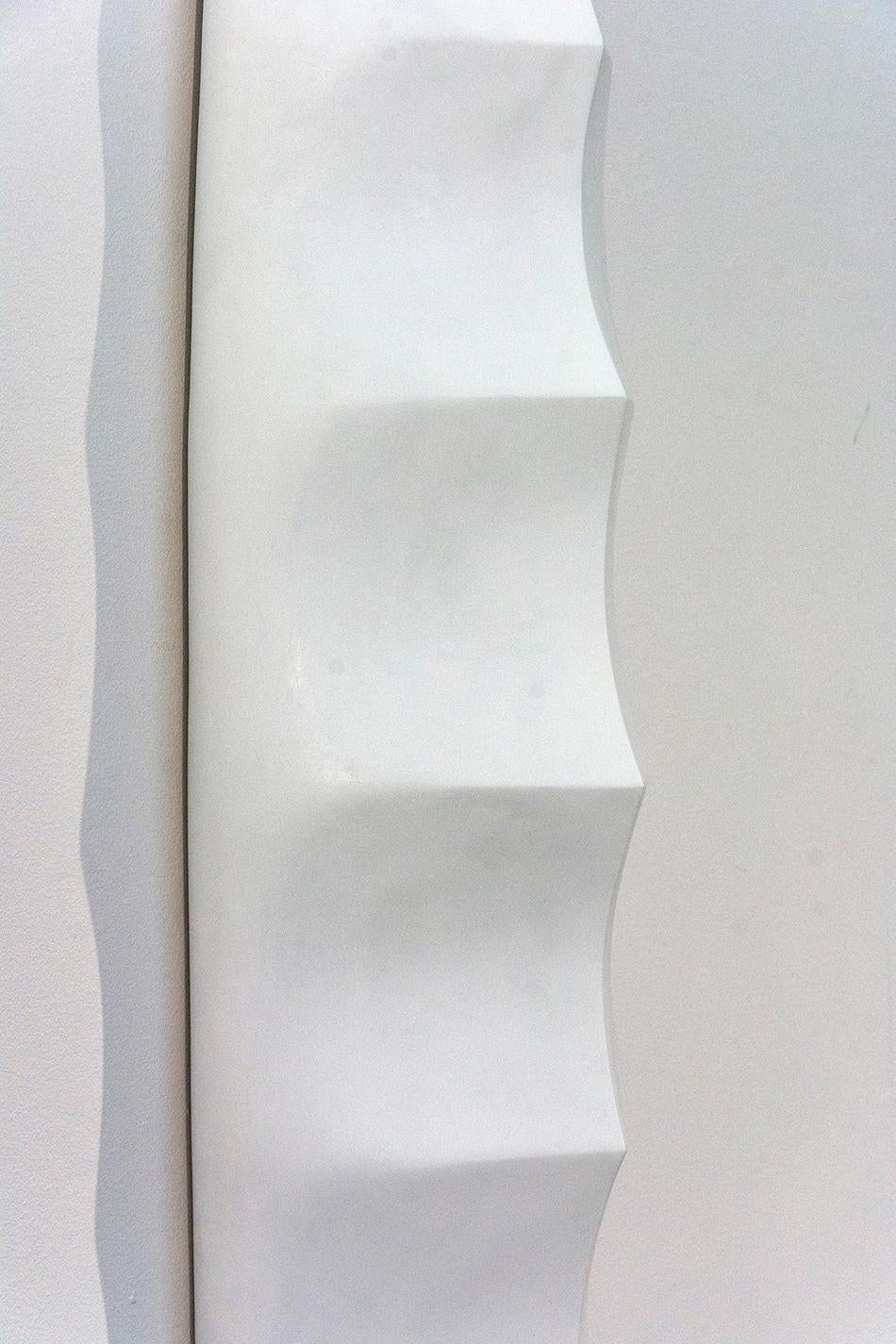 Biomorphic No 3 – helles, weißes, minimalistisches, abstraktes Wandrelief aus Gips und Wachs im Angebot 2