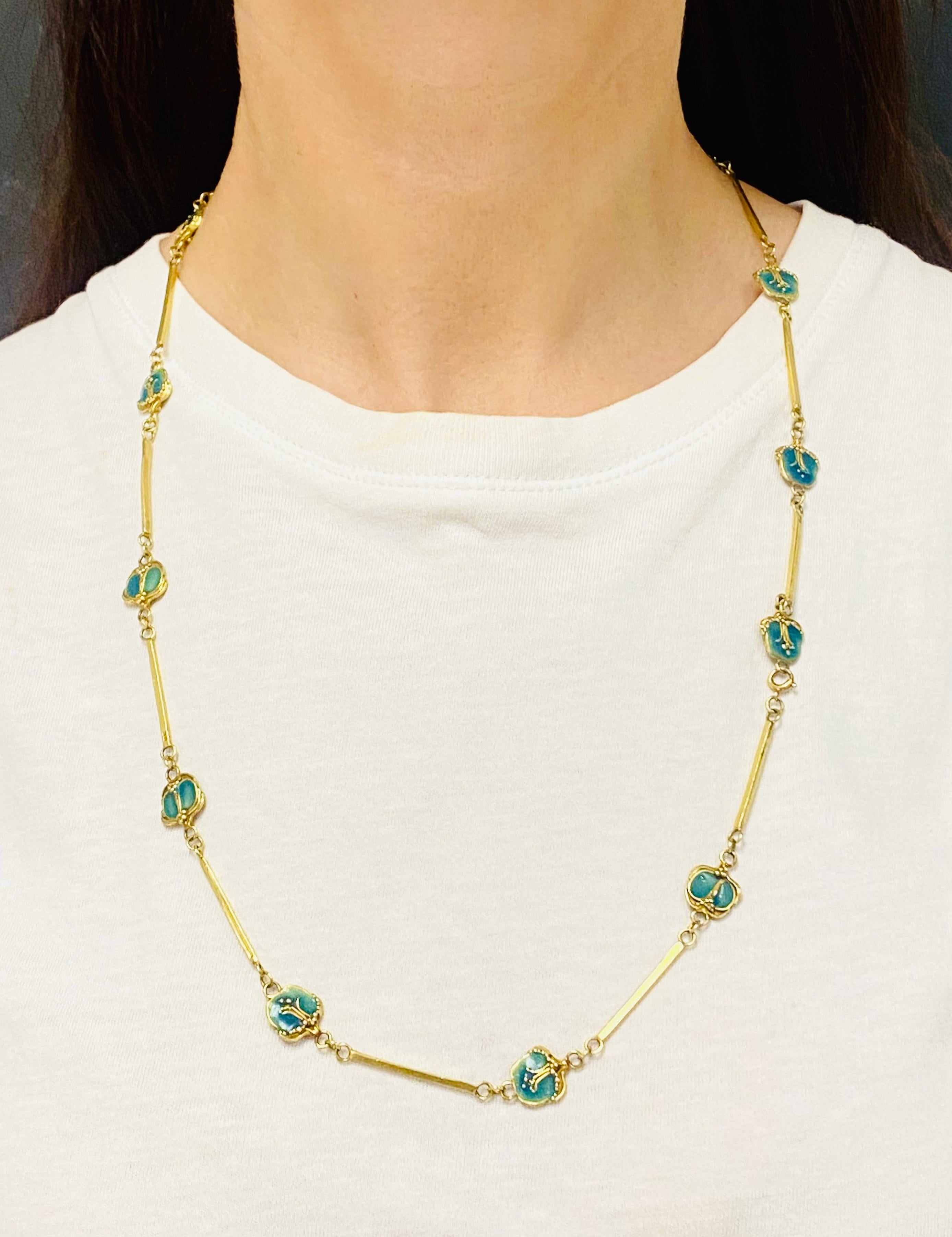 Le collier Art nouveau de la créatrice anglaise Jane Allen est une pièce unique réalisée en or 18 carats.
émail bleu-vert.
Les éléments émaillés sont des liens en forme de nénuphars, décorés de minuscules cadres et granules d'or.
Ils sont espacés