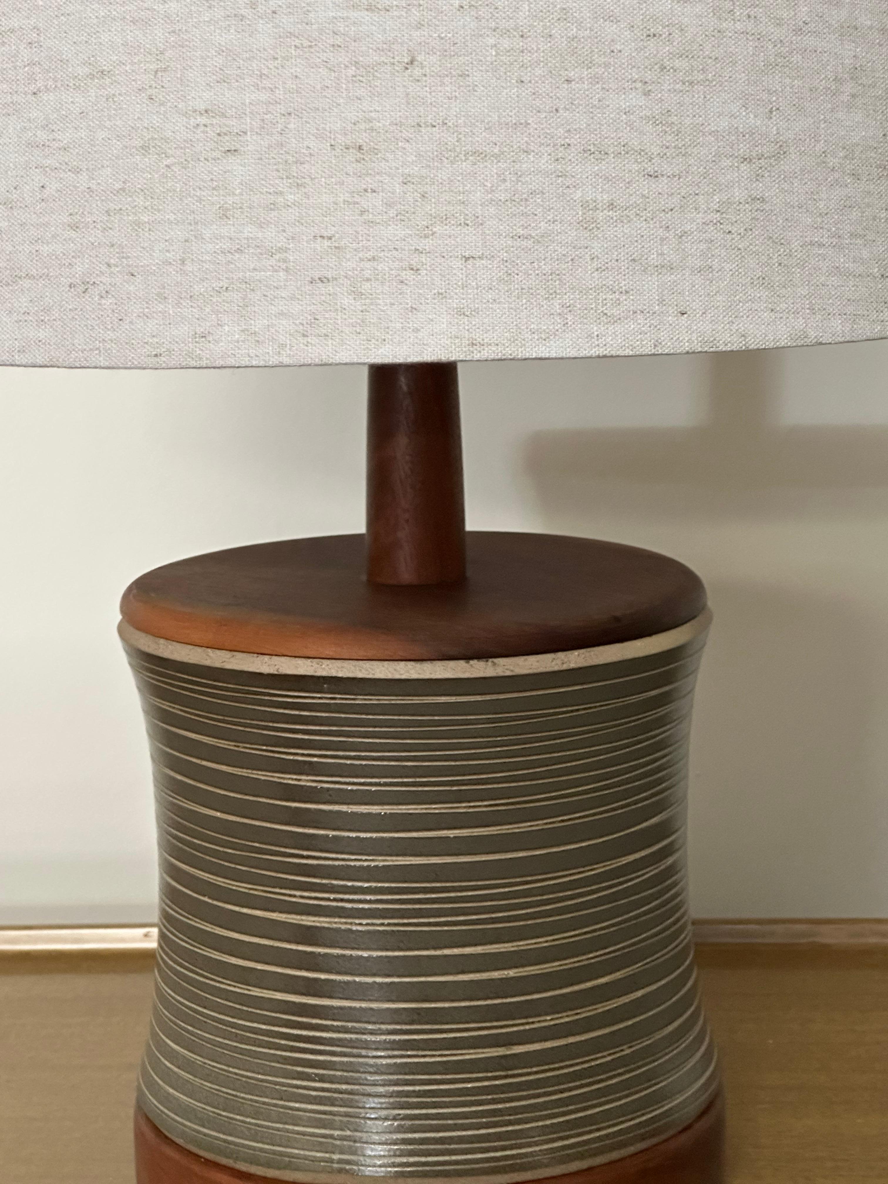 Mid-Century Modern Jane and Gordon Martz Ceramic and Walnut Table Lamp For Sale