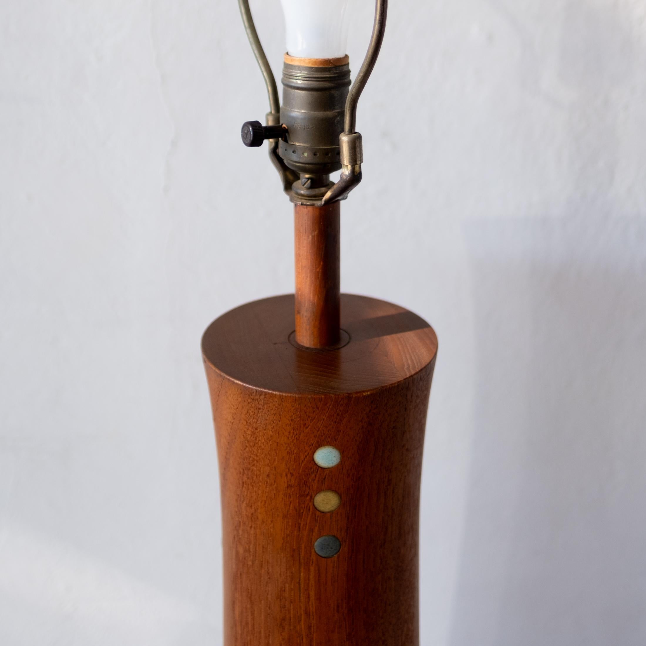 Milieu du XXe siècle Jane & Jane Martz Lampe de table en céramique et noyer en vente