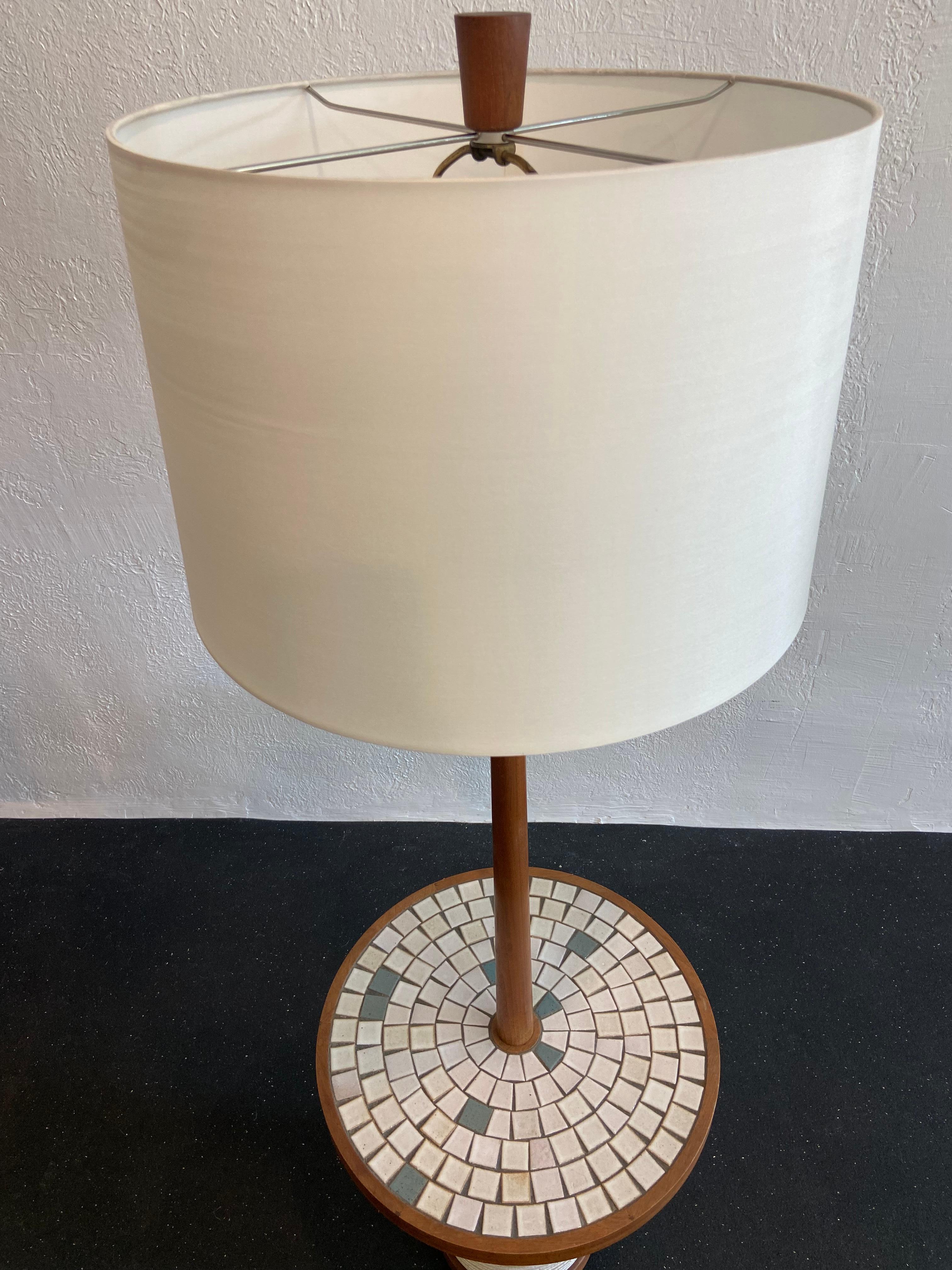 Jane and Gordon Martz ceramic floor lamp with built-in table. Original wiring/in working order. New drum shade supplied. No chips or cracks. Extremely rare example.

Would work well in a variety of interiors such as modern, mid century modern,