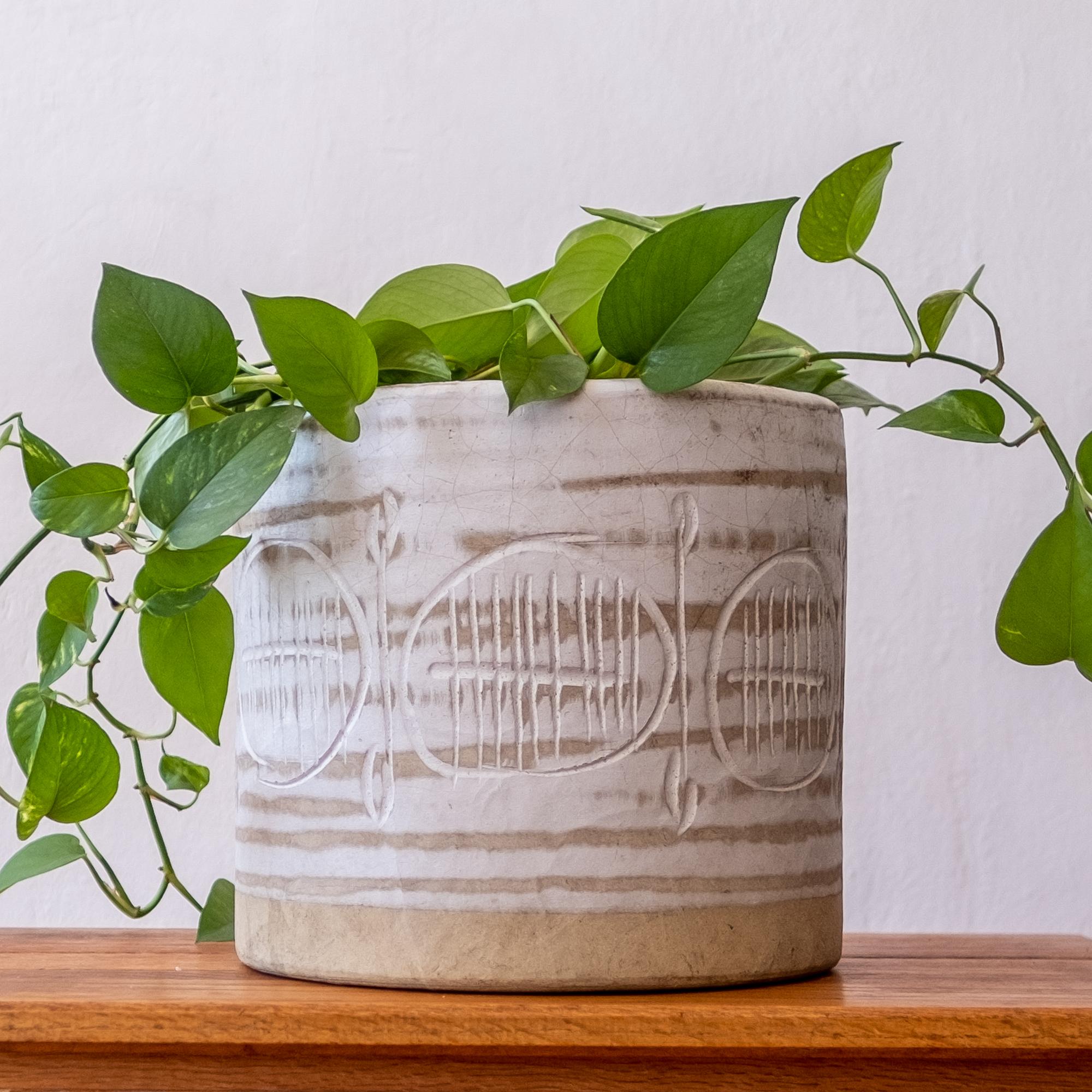 Early and rare ceramic planter by Jane and Gordon Martz for their company, Marshall Studios. Natural tan clay, brushed white glaze and an incised decoration around the entire planter. Hand formed, 1950s.