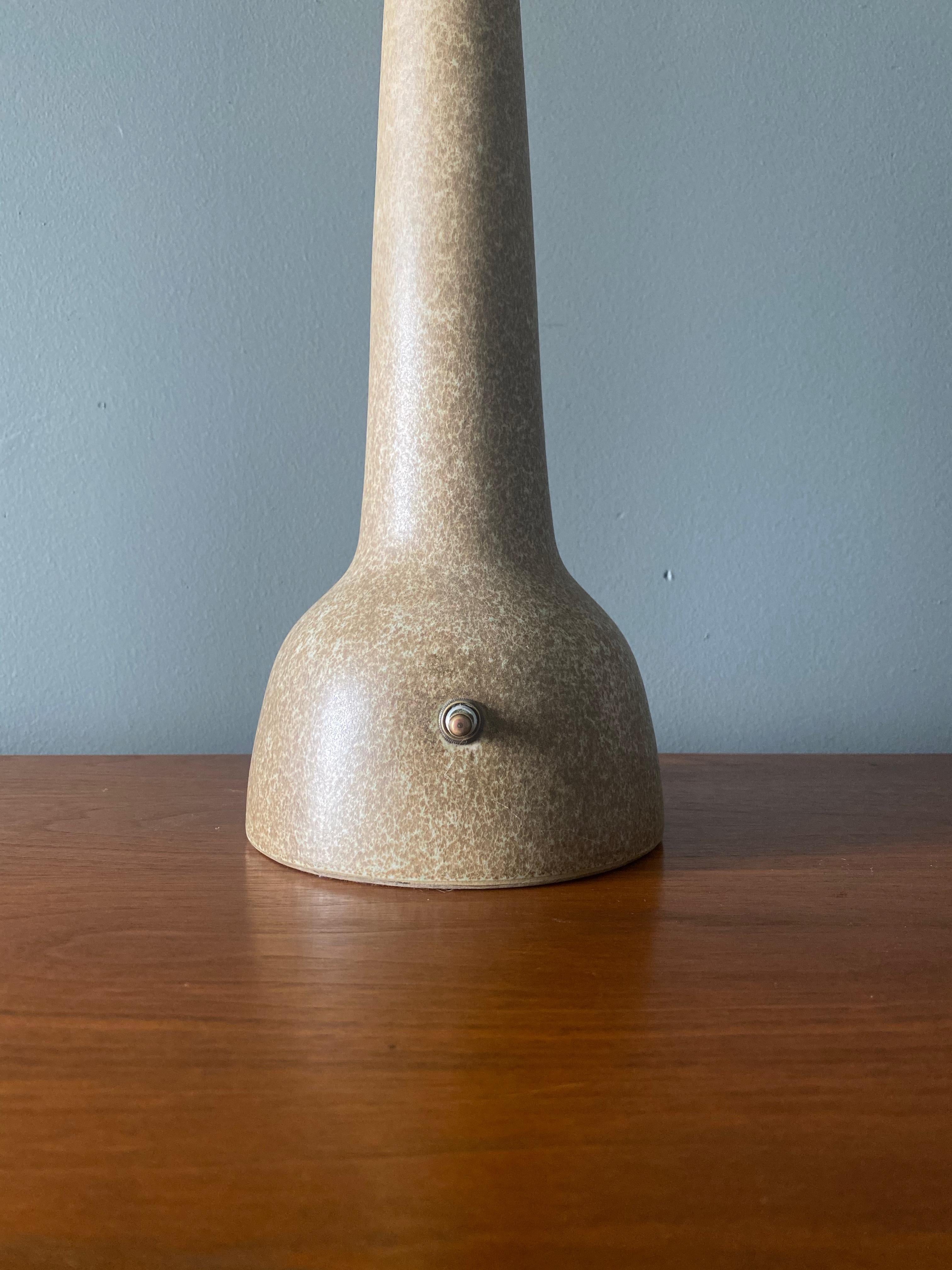 Jane and Gordon Martz Ceramic Table Lamp for Marshall Studios, circa 1965 In Good Condition In Costa Mesa, CA