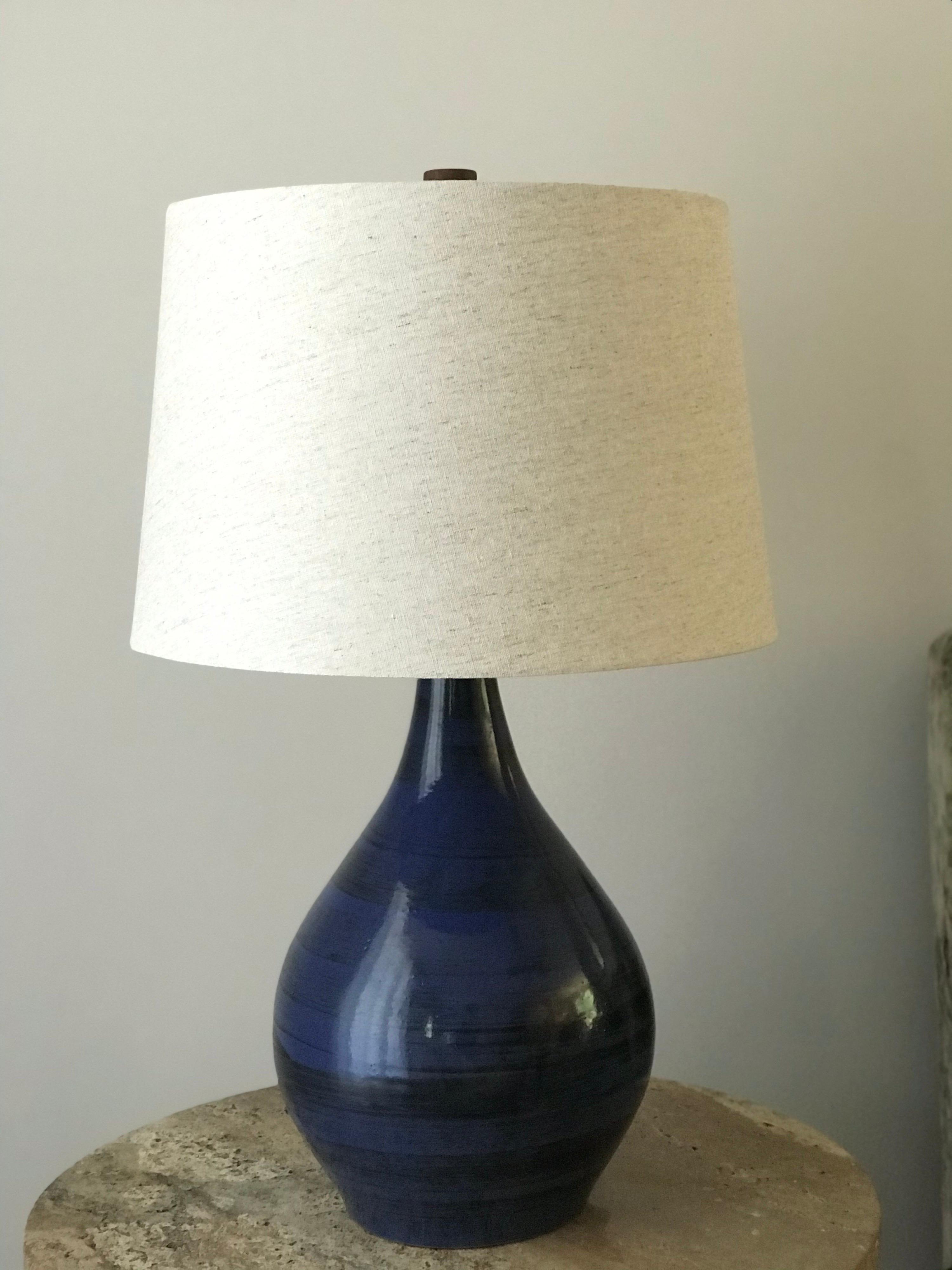 Mid-Century Modern Jane and Gordon Martz Ceramic Table Lamp For Sale