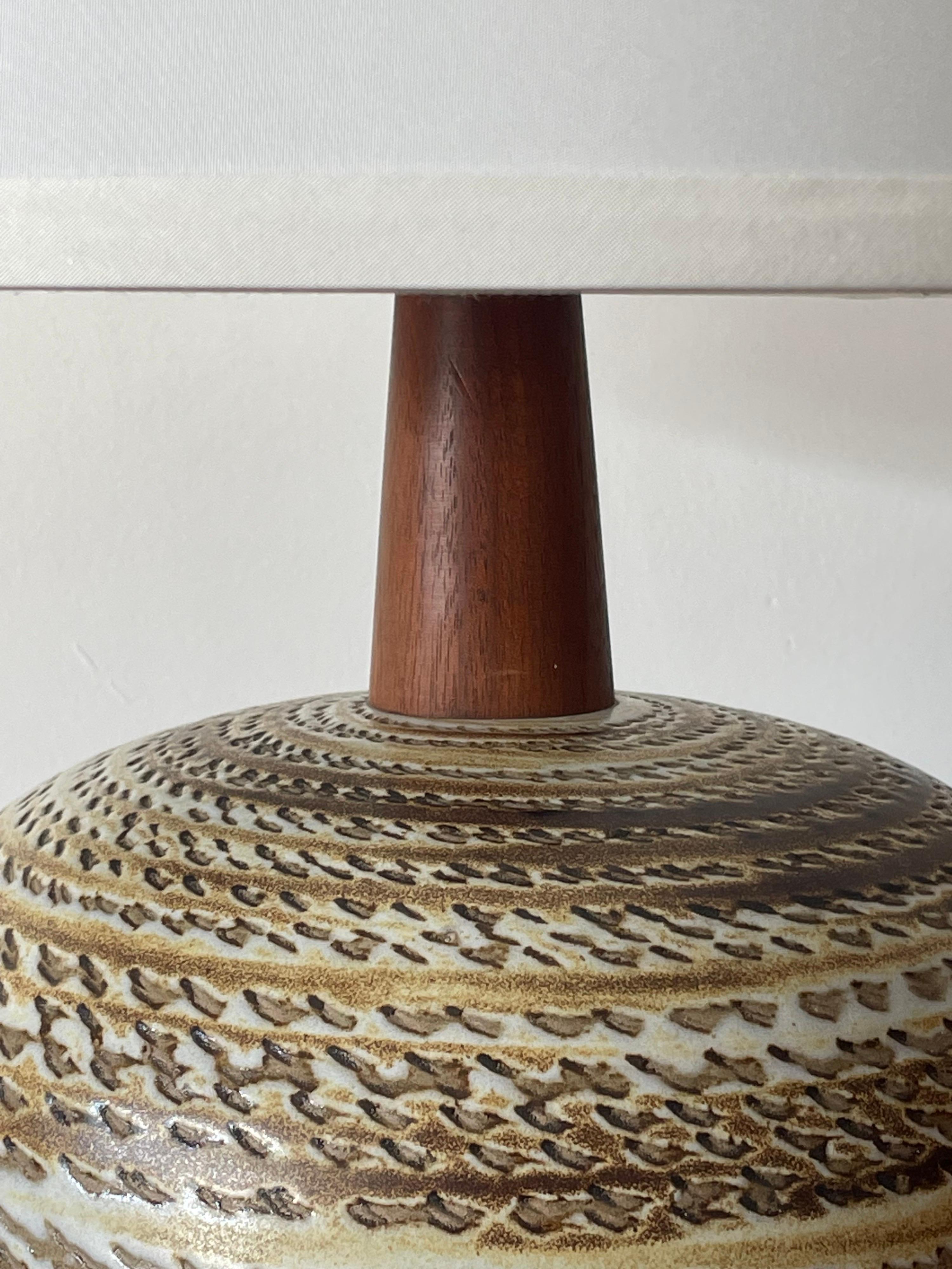 Lampe de table en céramique Jane & Jane Martz, noyer et céramique Bon état - En vente à St.Petersburg, FL