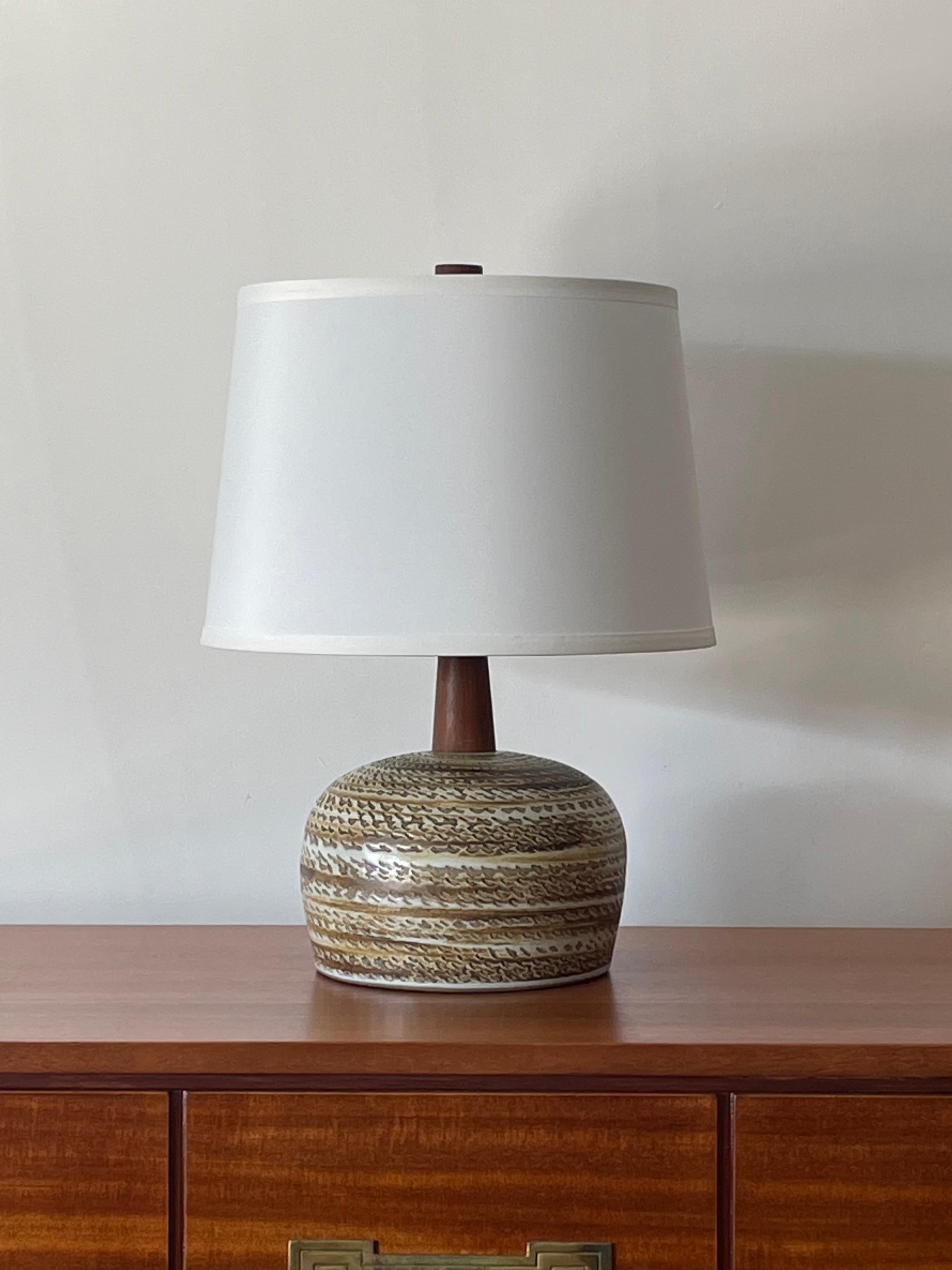 Lampe de table en céramique Jane & Jane Martz, noyer et céramique en vente 2