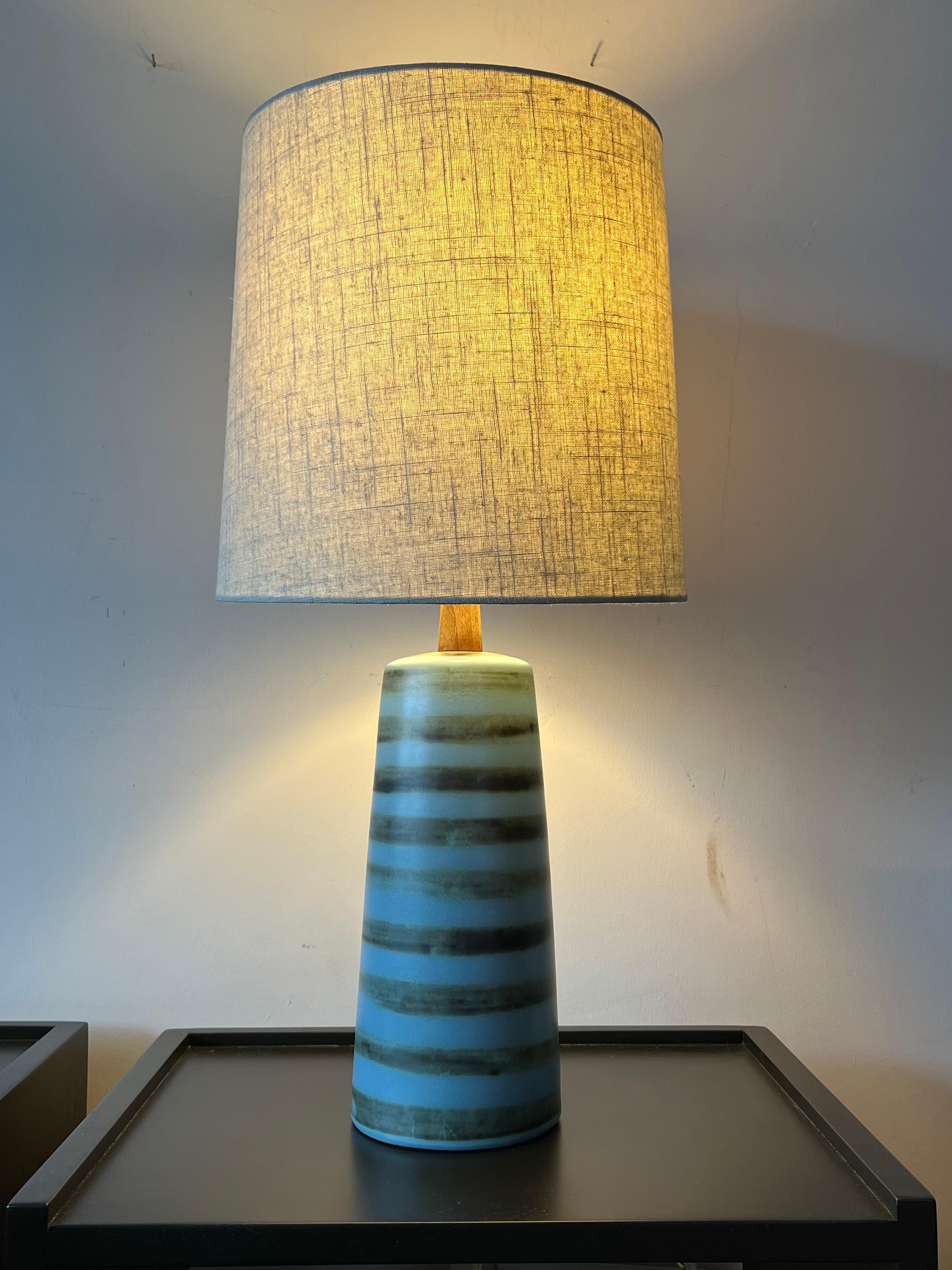 Lampe de table en céramique Jane et Gordon Martz avec rayures en vente 4