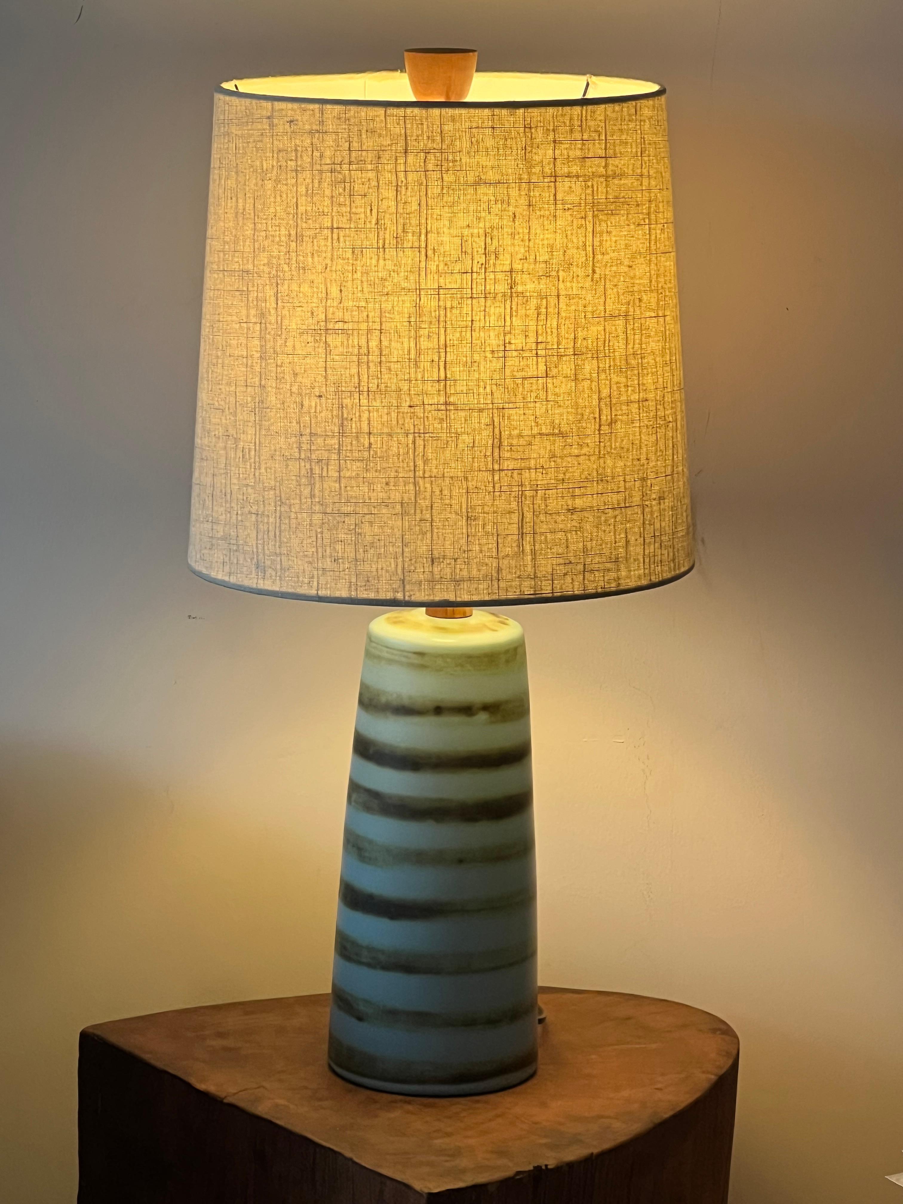 Milieu du XXe siècle Lampe de table en céramique Jane et Gordon Martz avec rayures en vente