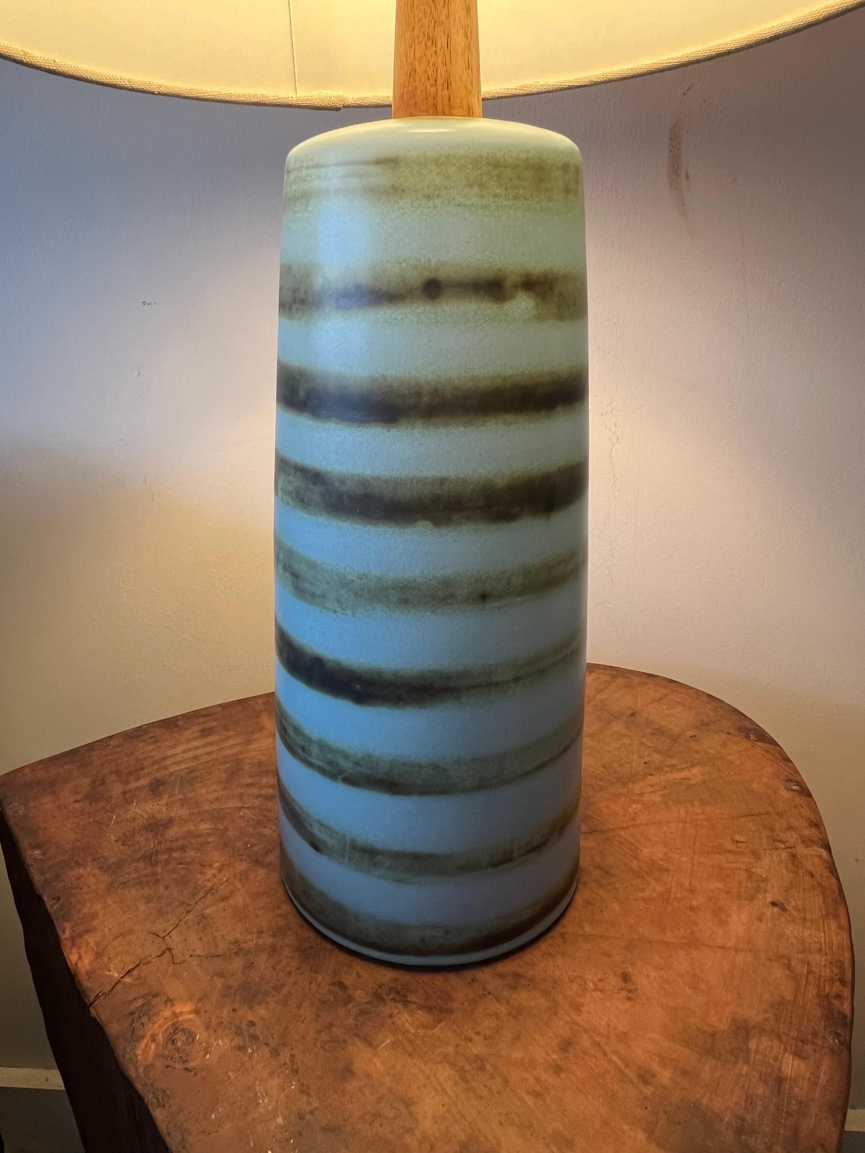 Céramique Lampe de table en céramique Jane et Gordon Martz avec rayures en vente