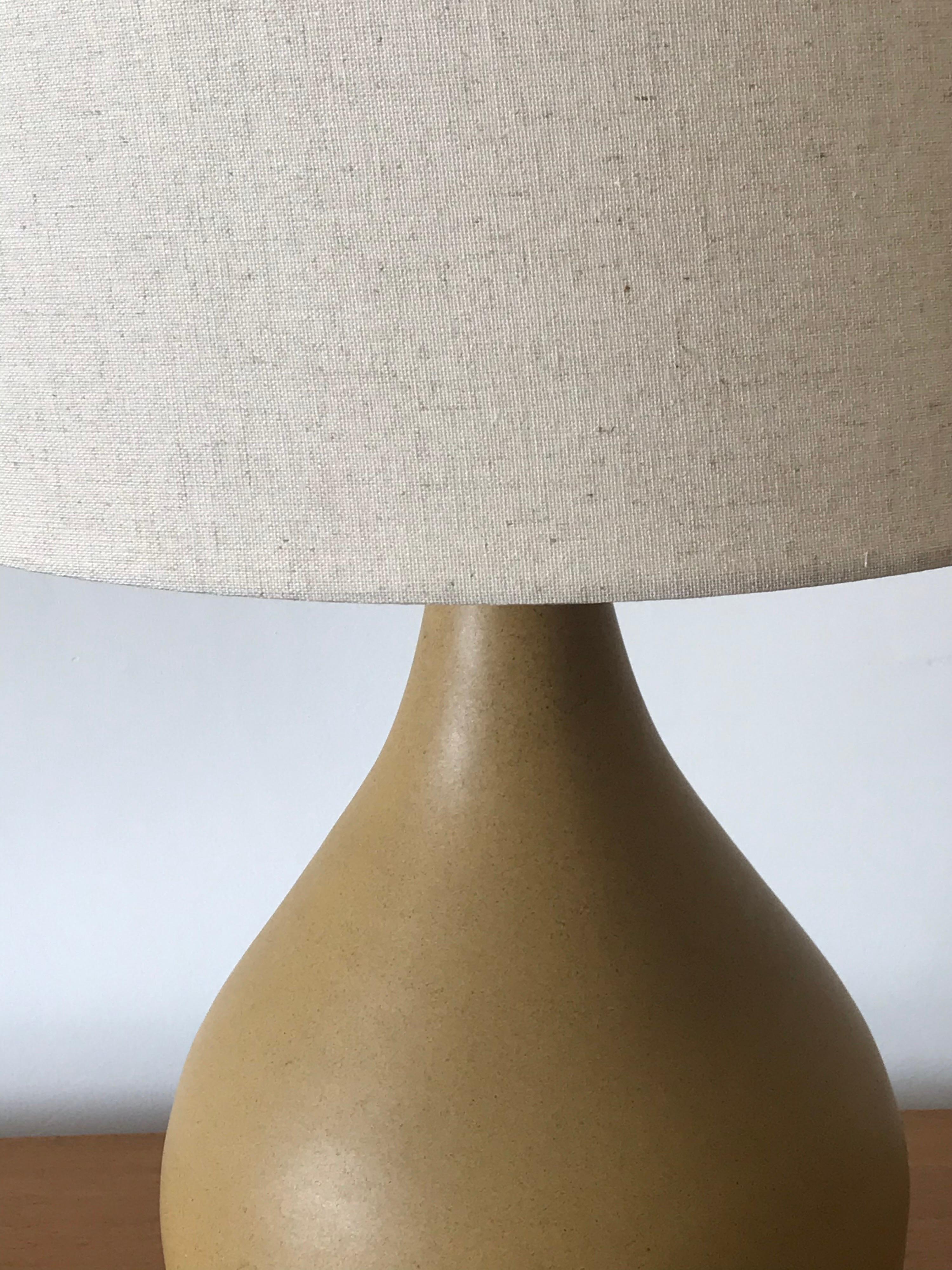 Superbe lampe de table à glaçure plate de couleur ocre, créée par Jane et Gordon Martz. Merveilleuse forme de goutte d'eau. Nouvel abat-jour et nouvel embout.

Mesures : Global
26