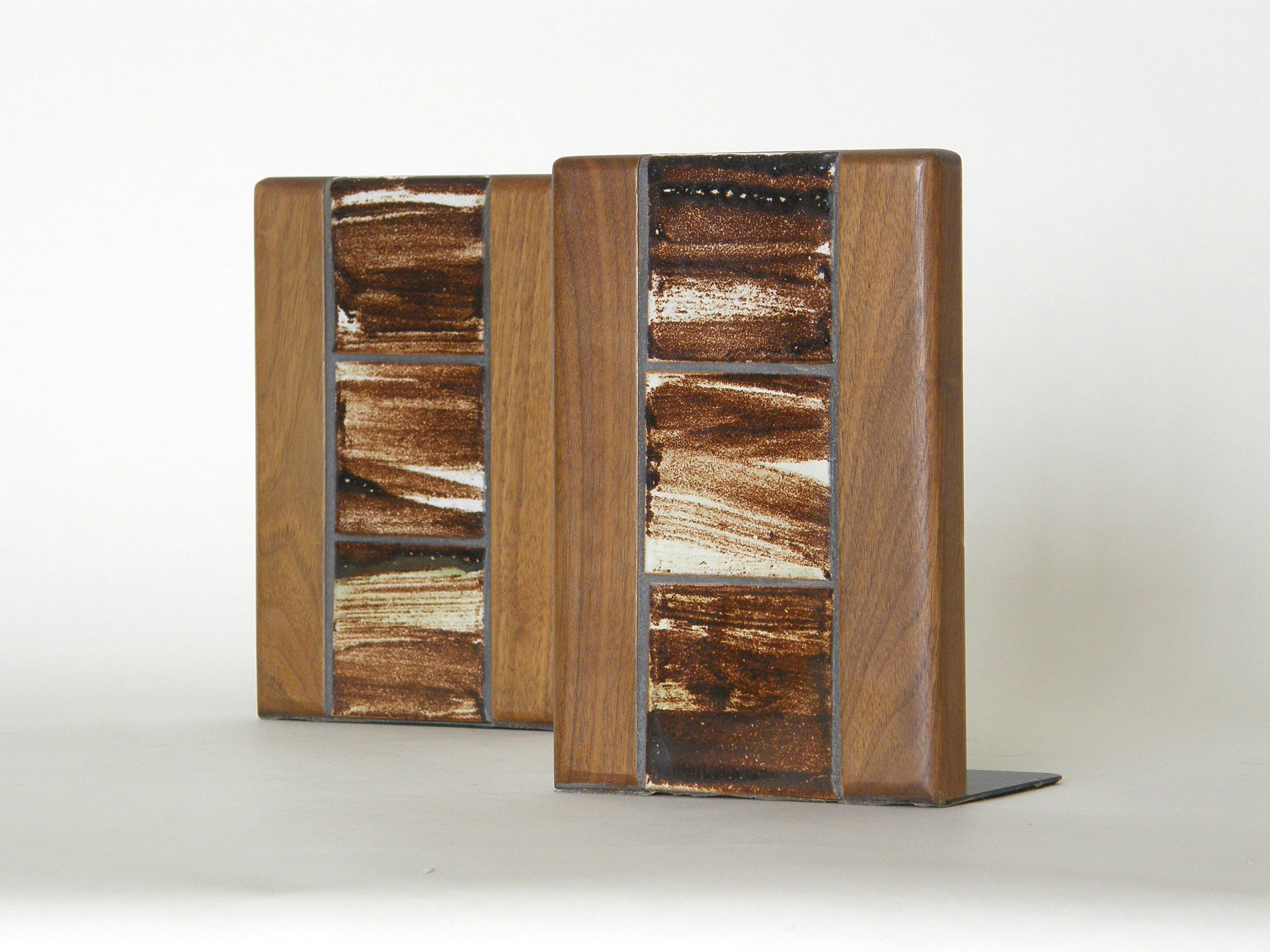 Buchstützen aus Keramikfliesen und Nussbaumholz von Jane und Gordon Martz für Marshall Studios (Moderne der Mitte des Jahrhunderts) im Angebot