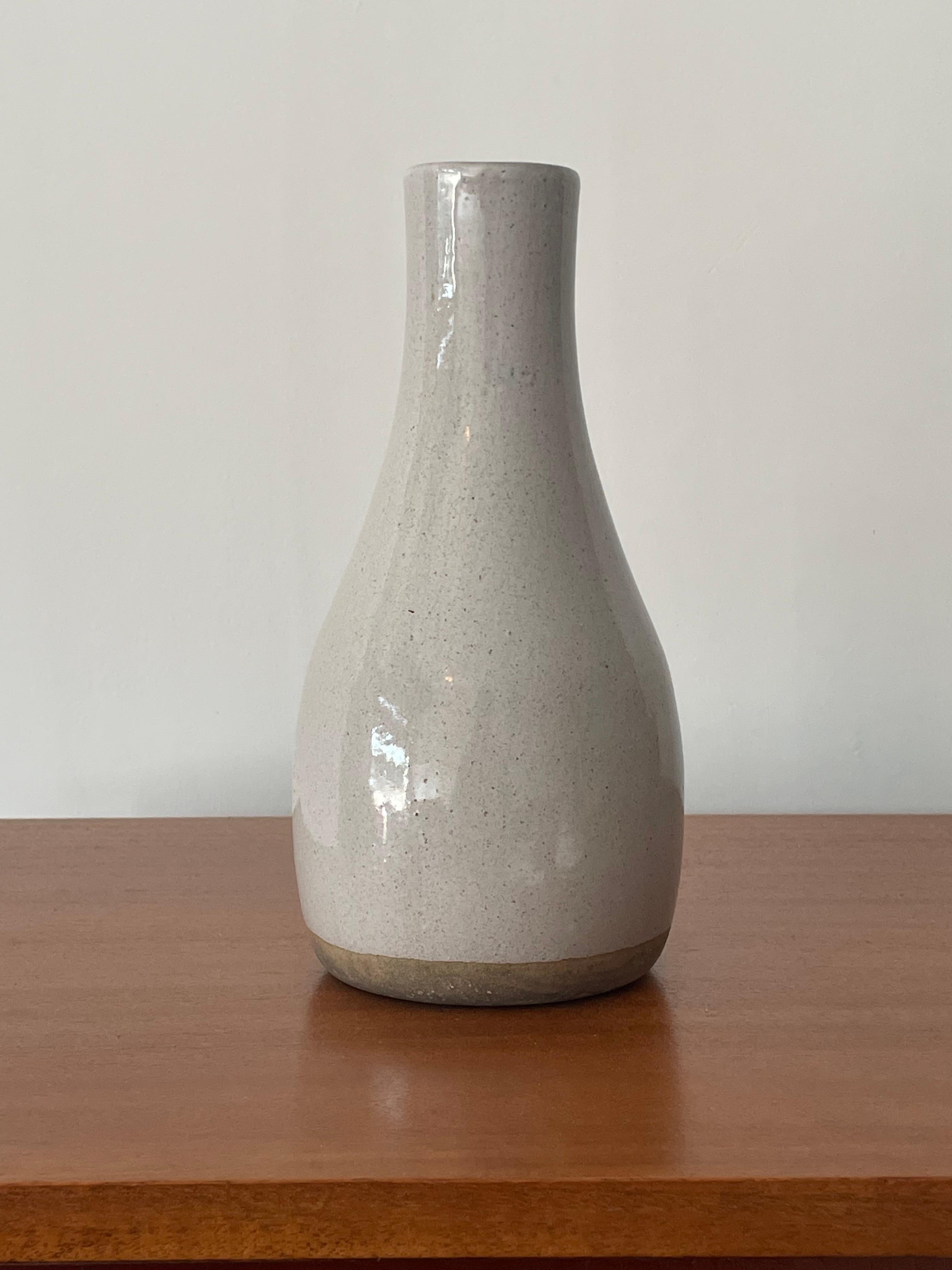 Un grand vase conçu par Jane et Gordon Martz pour les studios Marshall. Célèbre pour ses lampes de table en céramique très recherchées, elle propose ici un vase en céramique. Merveilleuse palette de couleurs blanche et havane (non glacée). Très bon