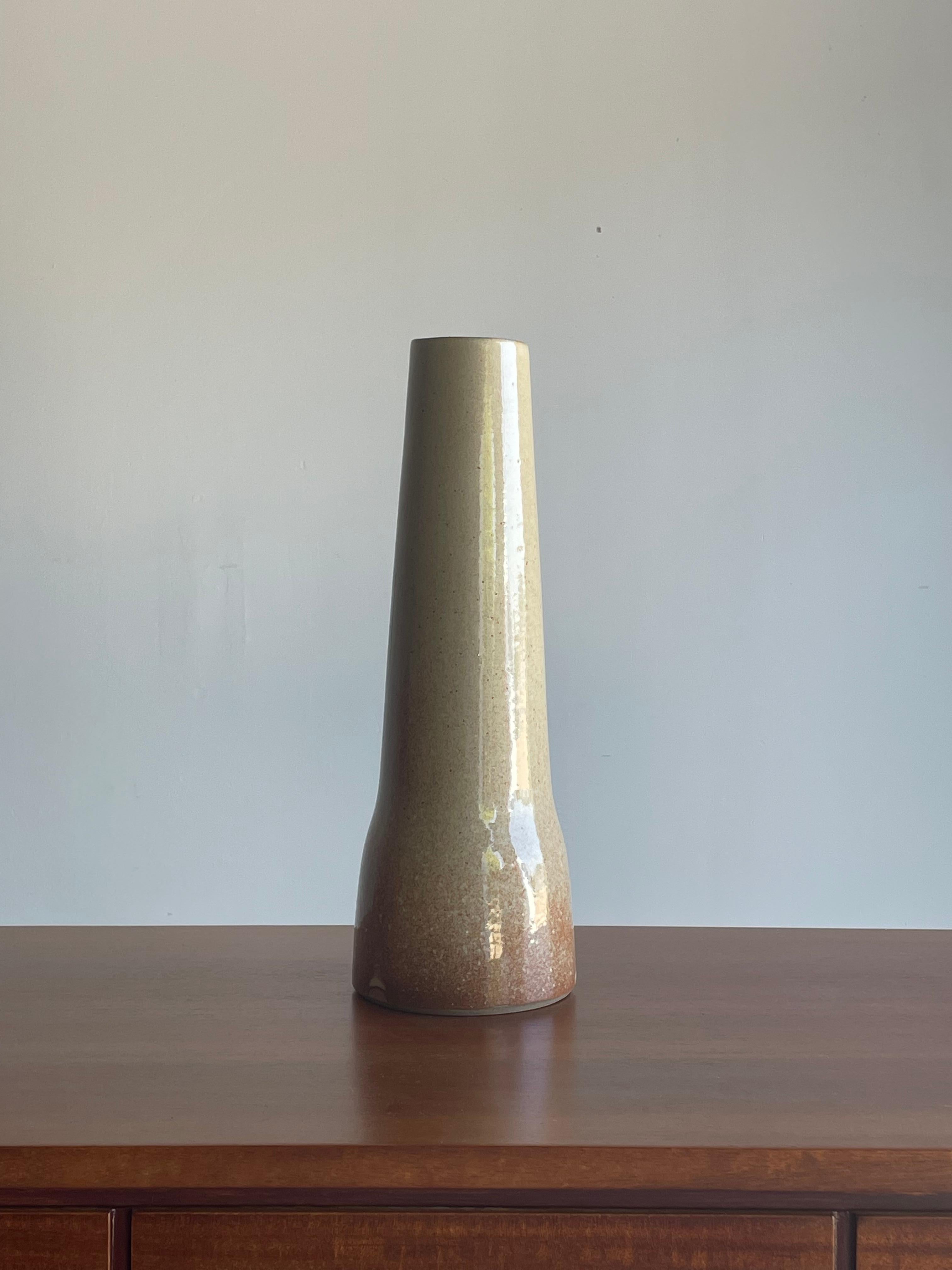 Un grand vase conçu par Jane et Gordon Martz pour les Studios Marshall dans une glaçure rose/rougeâtre. Célèbre pour ses lampes de table en céramique très recherchées, elle propose ici un vase en céramique. Merveilleuse palette de couleurs. Très bon