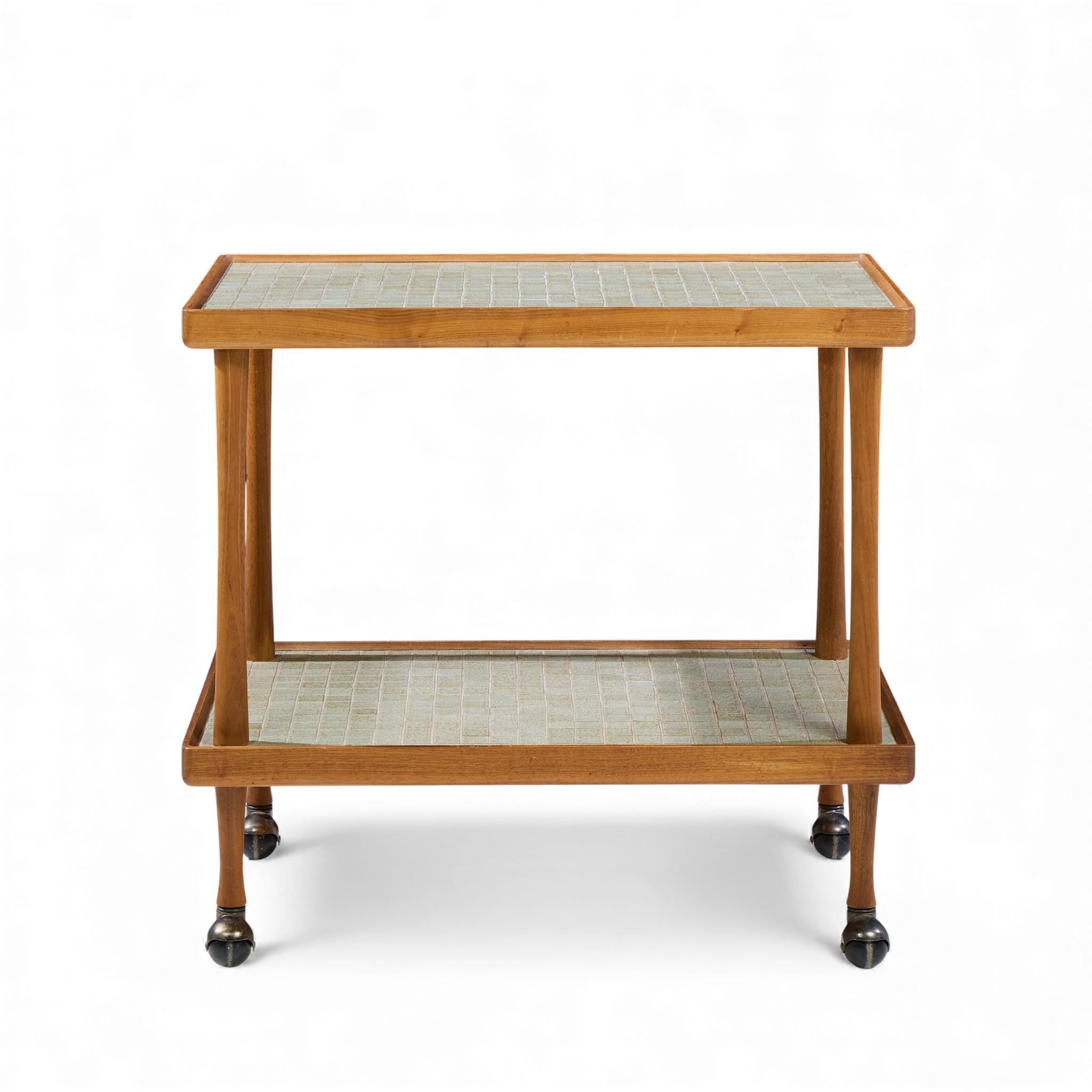 Jane und Gordon Martz für Marshall Studios Mid Century Barwagen aus Nussbaum und Kacheln

Dieser Barwagen misst: 31,5 breit x 20 tief x 28,5 Zoll hoch

Hervorragender Vintage-Zustand - Die Fliese ist in ausgezeichnetem Zustand. Fleck auf Nussbaum