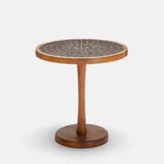 Table d'appoint en noyer et carreaux émaillés de Jane et Gordon Martz pour Marshall Studios
