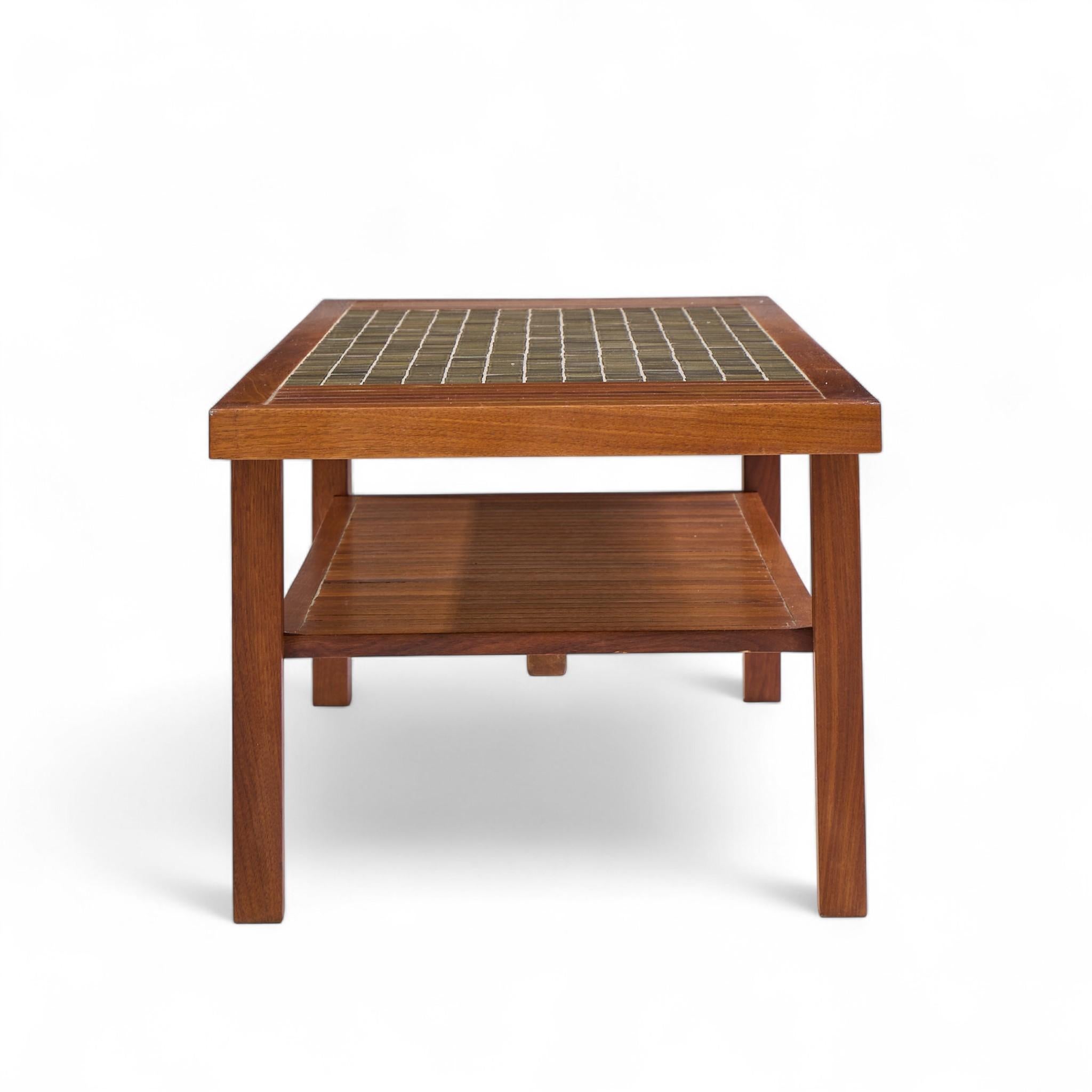 Américain Table basse en noyer et carreaux de céramique de Jane et Gordon Martz pour Marshall Studios en vente