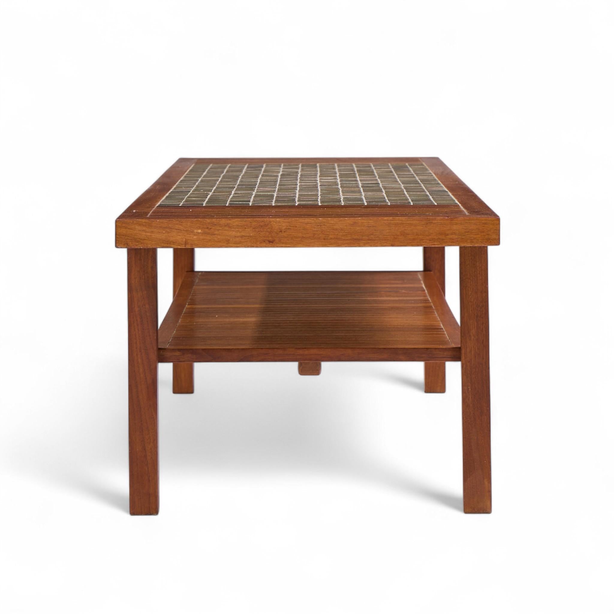 Table basse en noyer et carreaux de céramique de Jane et Gordon Martz pour Marshall Studios Bon état - En vente à Franklin Park, IL