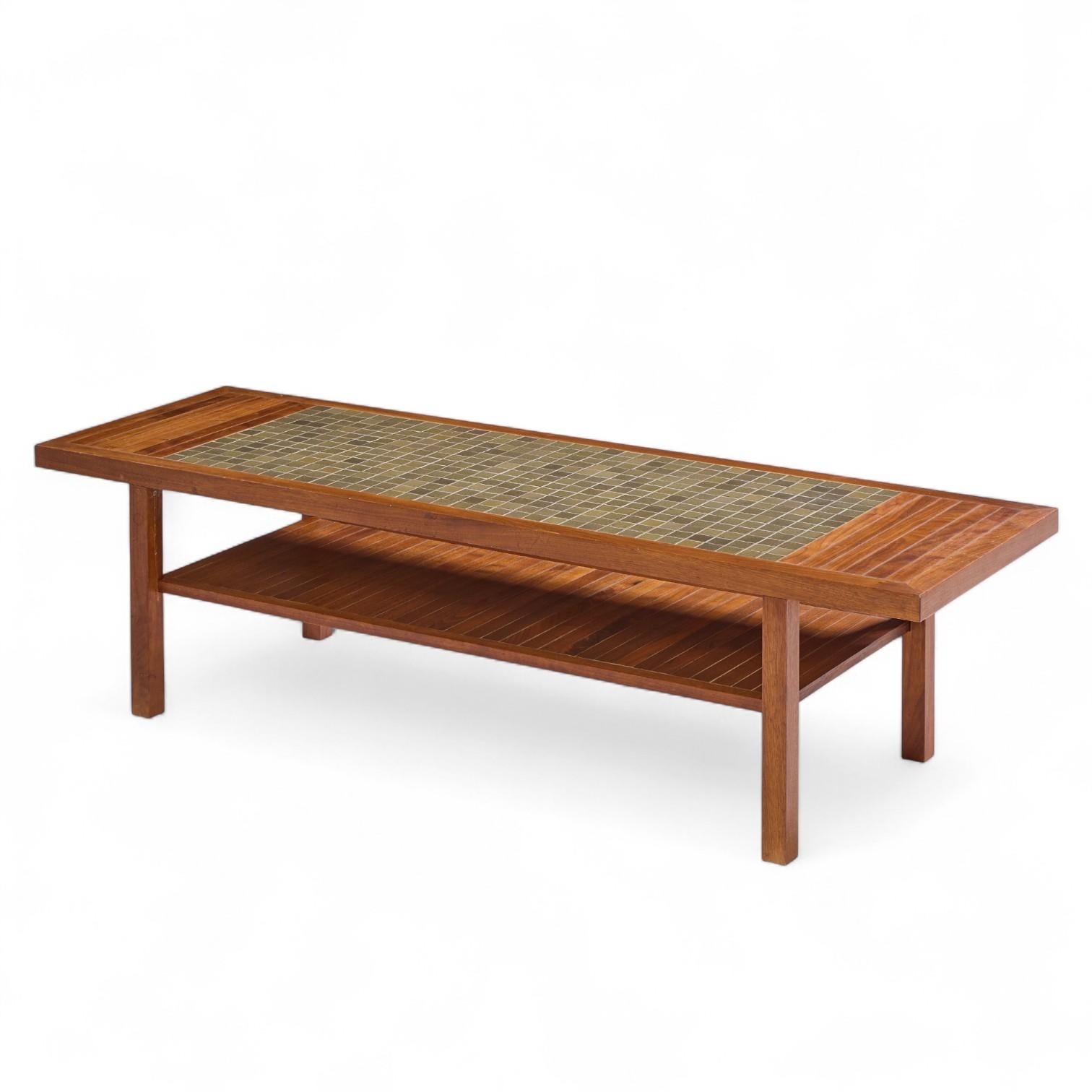 Table basse en noyer et carreaux de céramique de Jane et Gordon Martz pour Marshall Studios en vente 1