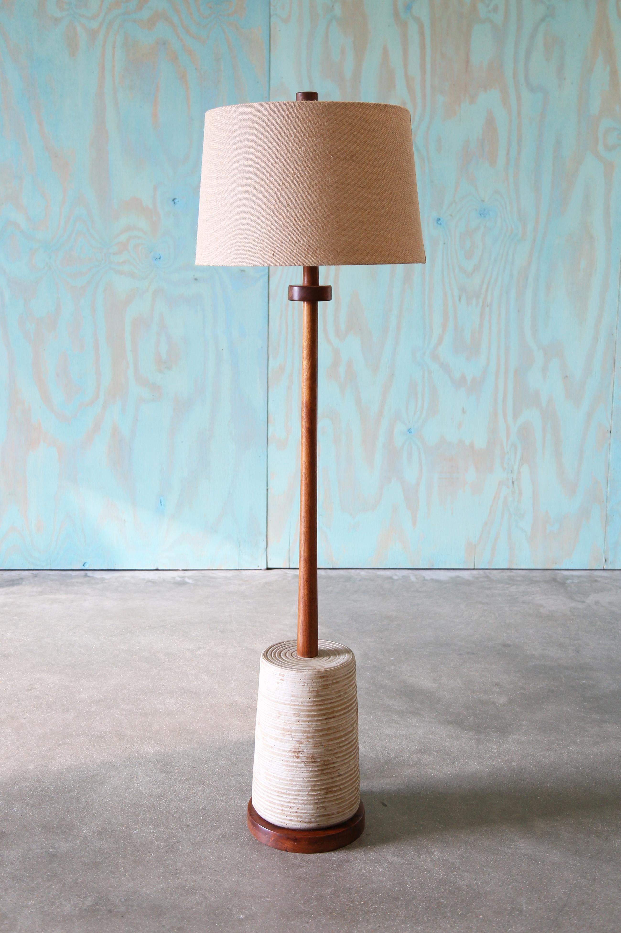 A Janes & Gordon Martz for Marshall Studios Lampadaire en noyer avec base en céramique en vente 3