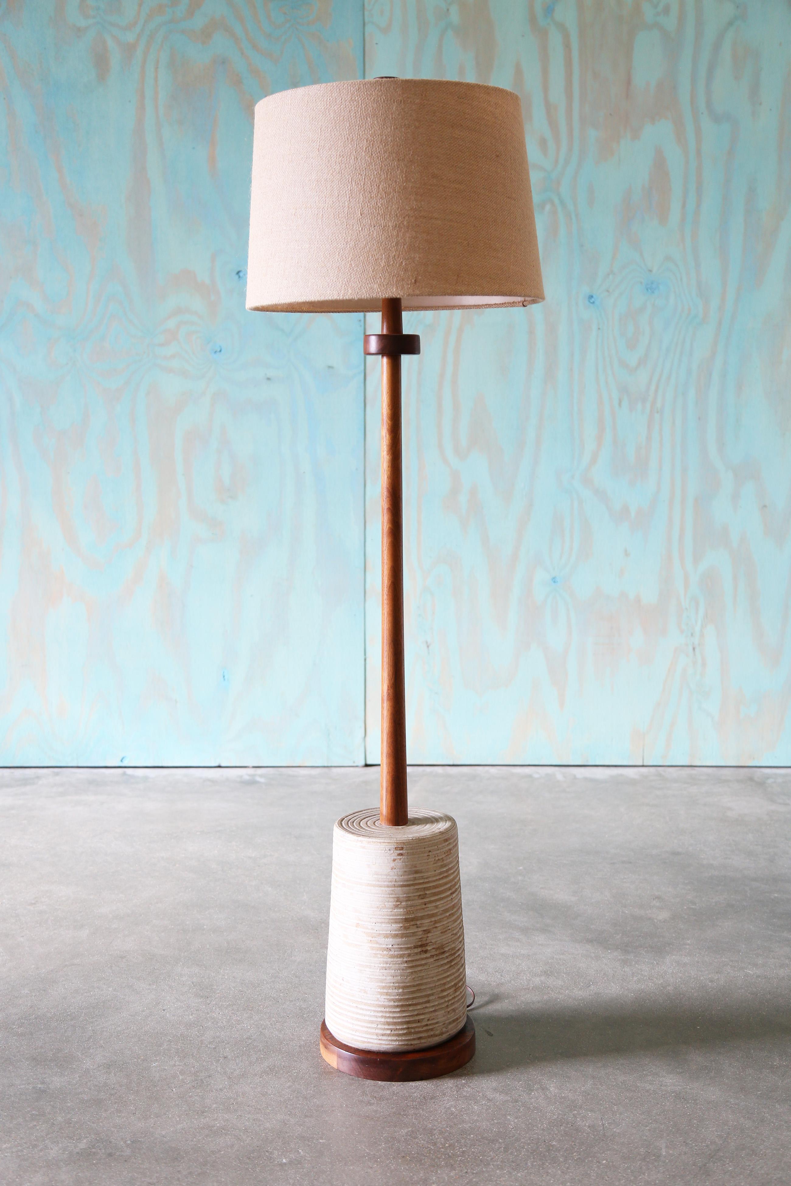 Lampadaire des années 1950 réalisé par Jane et Gordon Martz pour Marshall Studios of Veedersburg Indiana. Forme rare, avec une base en noyer et céramique supportant une fine tige avec un disque d'accentuation au sommet. Belle utilisation de