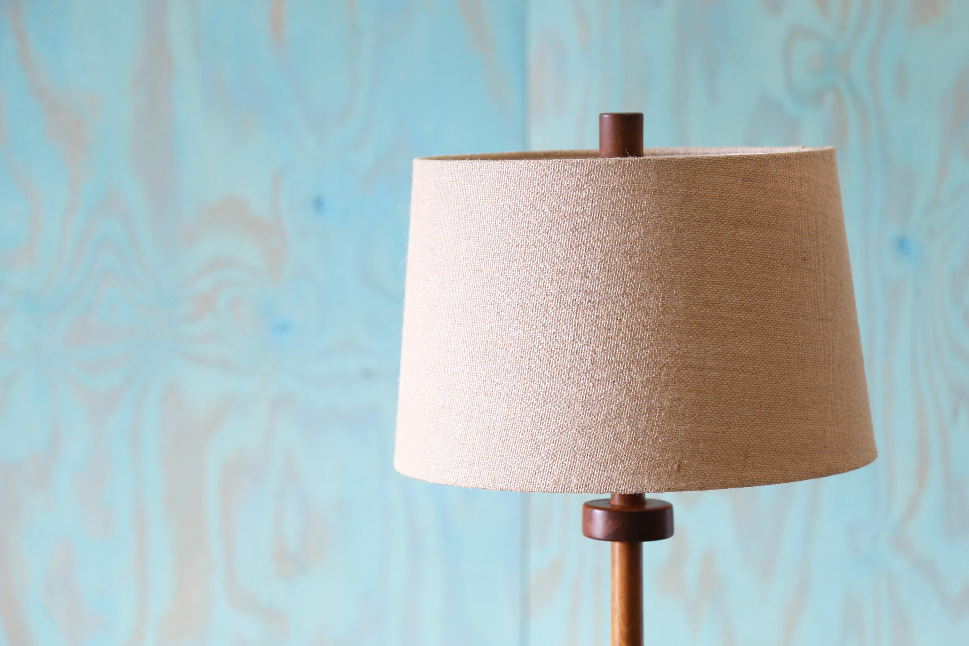 Mid-Century Modern A Janes & Gordon Martz for Marshall Studios Lampadaire en noyer avec base en céramique en vente