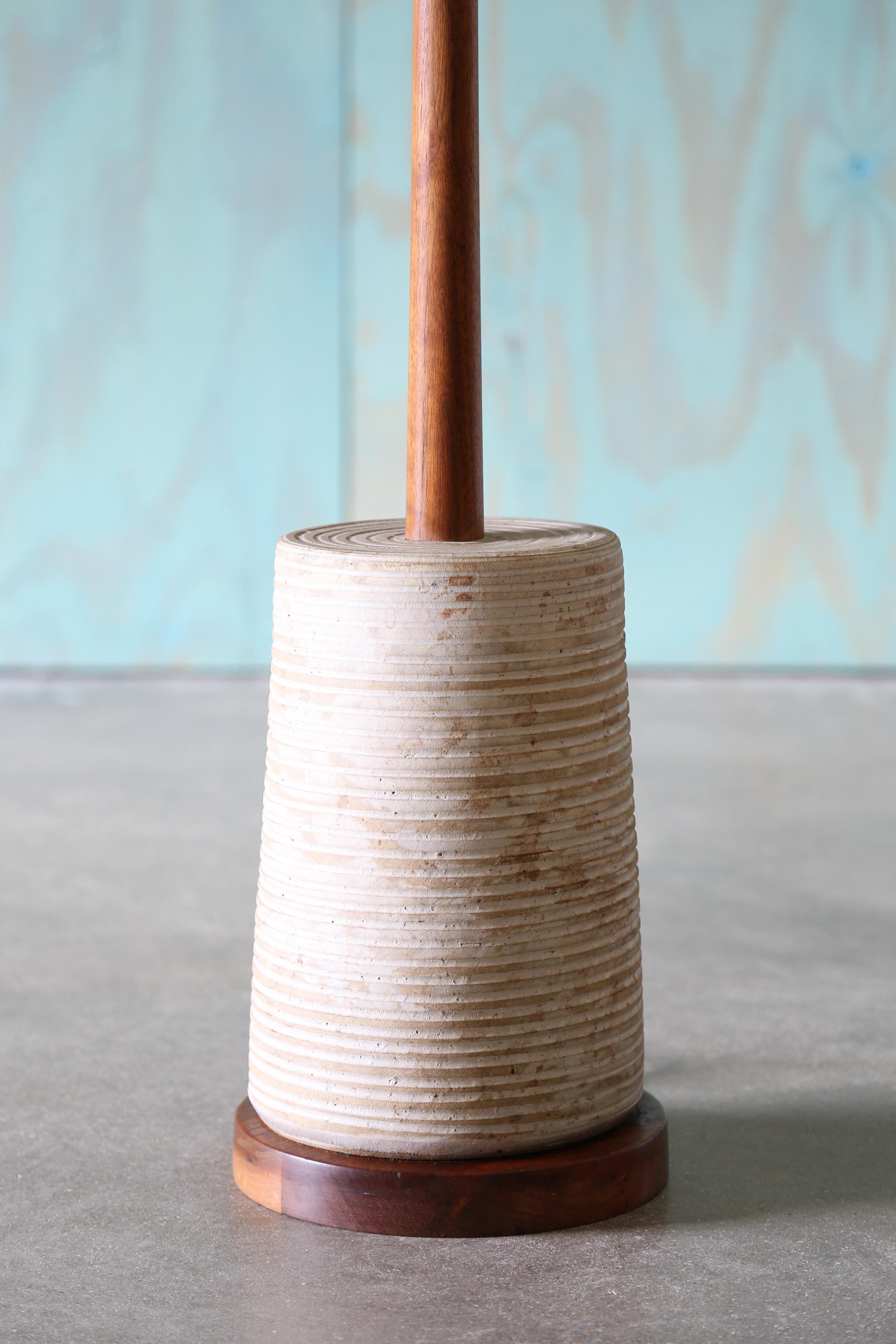 Américain A Janes & Gordon Martz for Marshall Studios Lampadaire en noyer avec base en céramique en vente