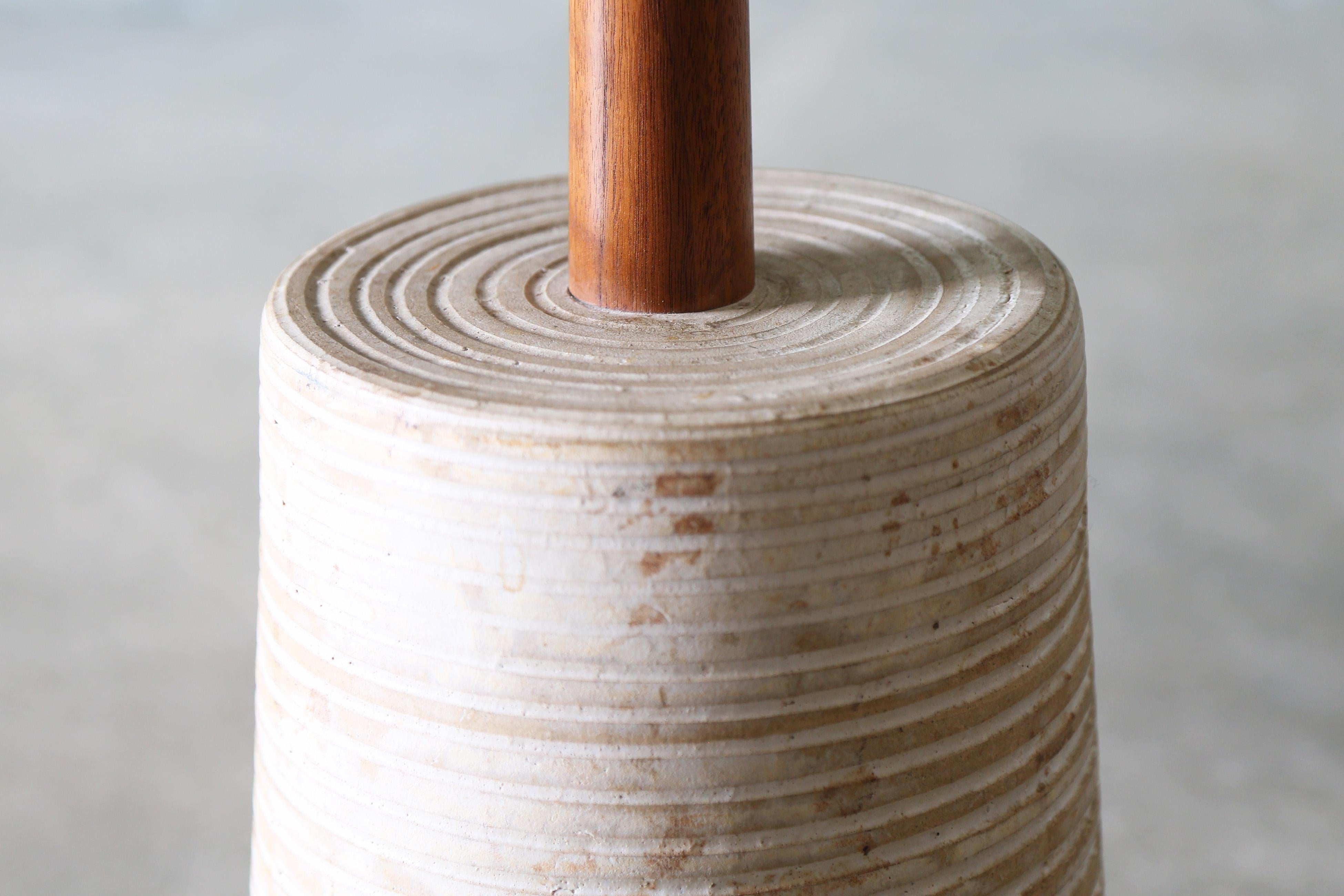A Janes & Gordon Martz for Marshall Studios Lampadaire en noyer avec base en céramique Bon état - En vente à Virginia Beach, VA