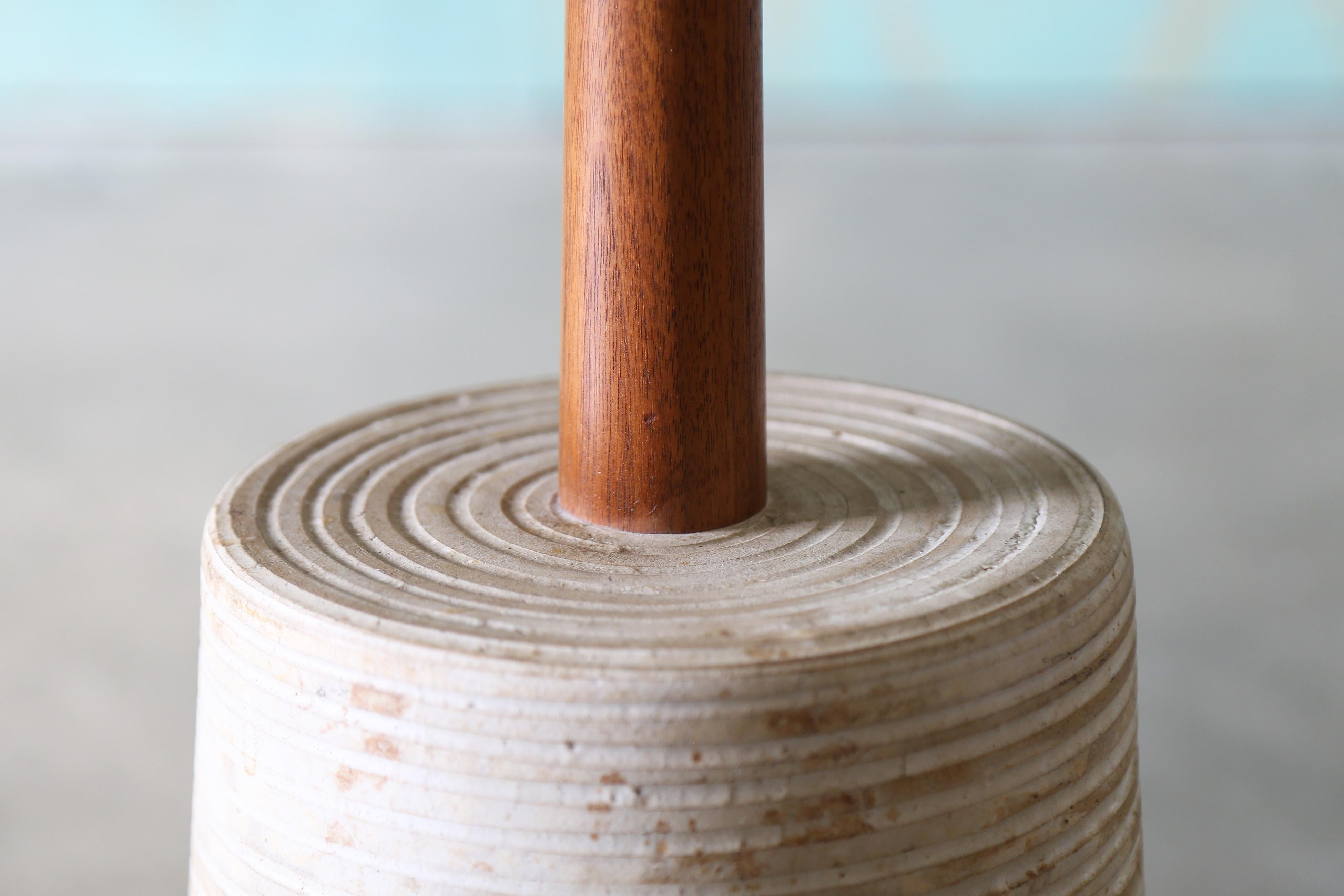 Céramique A Janes & Gordon Martz for Marshall Studios Lampadaire en noyer avec base en céramique en vente