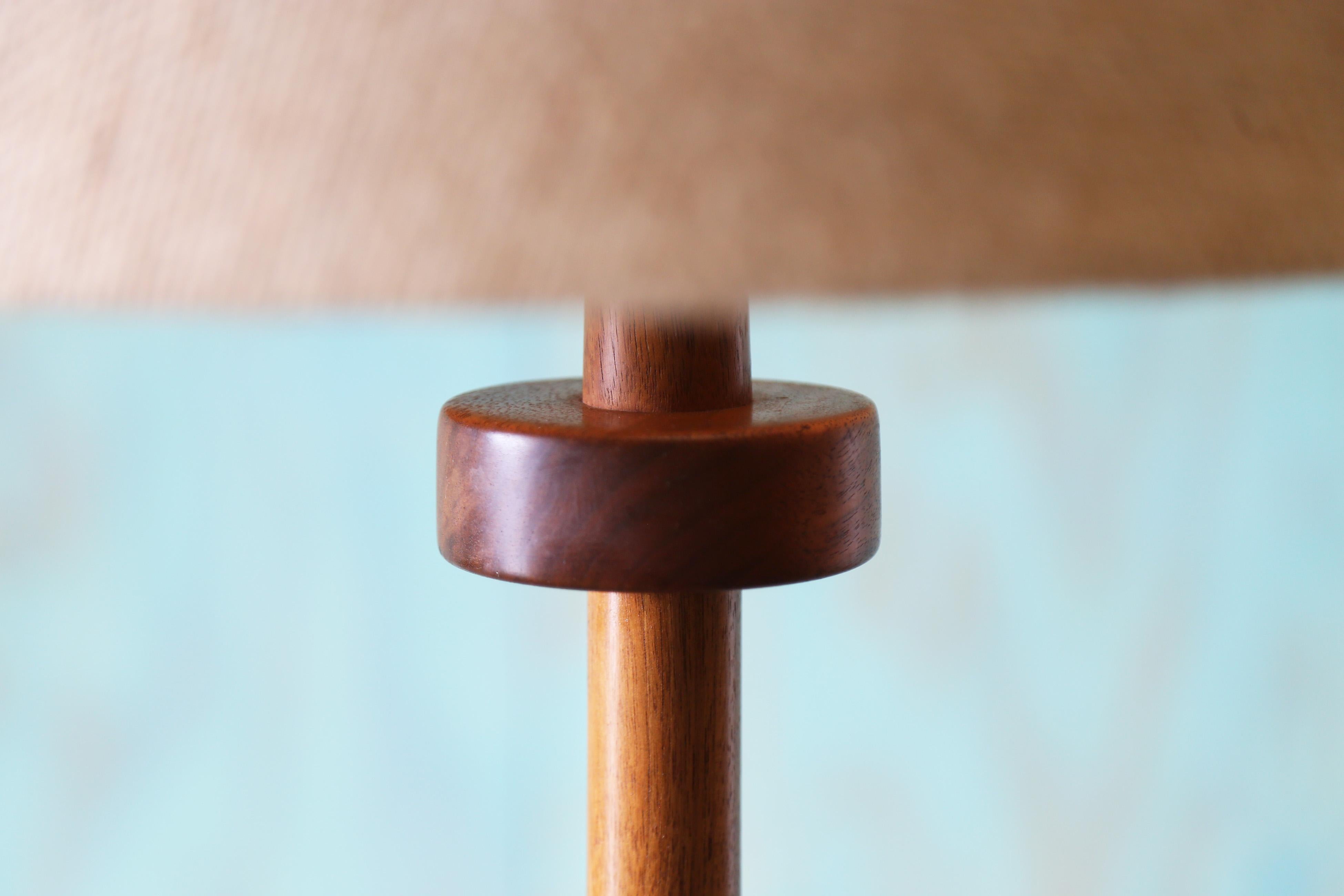 A Janes & Gordon Martz for Marshall Studios Lampadaire en noyer avec base en céramique en vente 1
