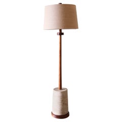 A Janes & Gordon Martz for Marshall Studios Lampadaire en noyer avec base en céramique