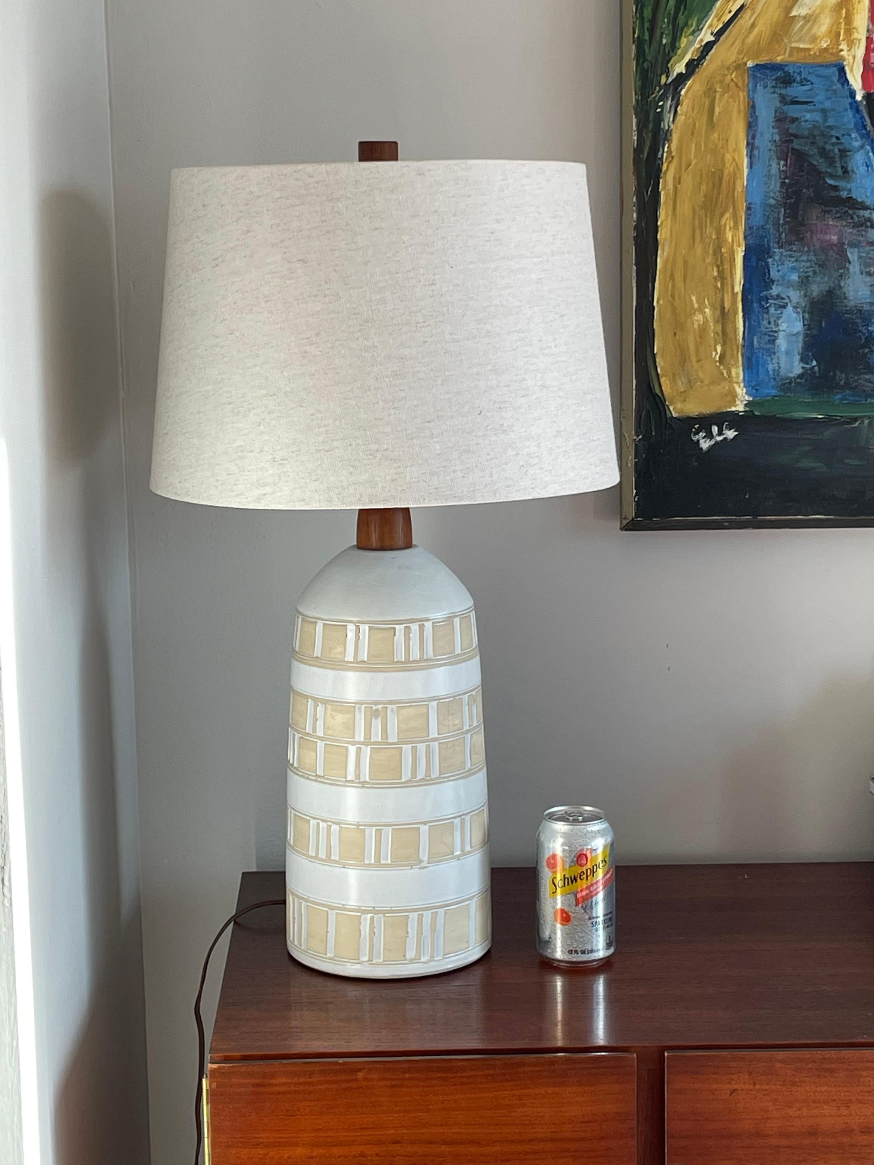 Mid-Century Modern Jane and Gordon Martz Large Table Lamp, Ceramic and Walnut For Sale