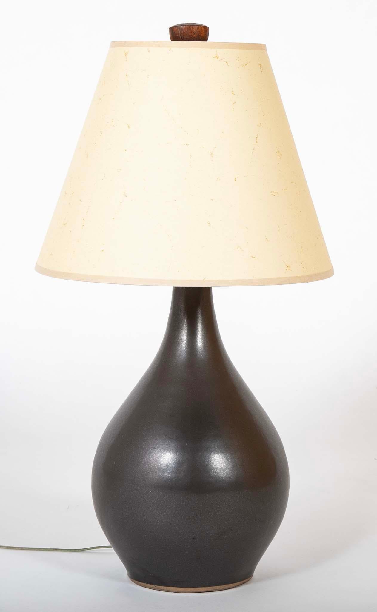 Lámpara de cerámica en forma de lágrima de mediados de siglo de Jane y Gordon Martz, con esmalte de rico chocolate y remate original de nogal. Forma elegante, estilo atemporal. Firmado. Alrededor de 1960.

26