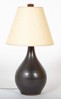 Lampada in ceramica di metà secolo di Jane & Gordon Martz con smalto al cioccolato