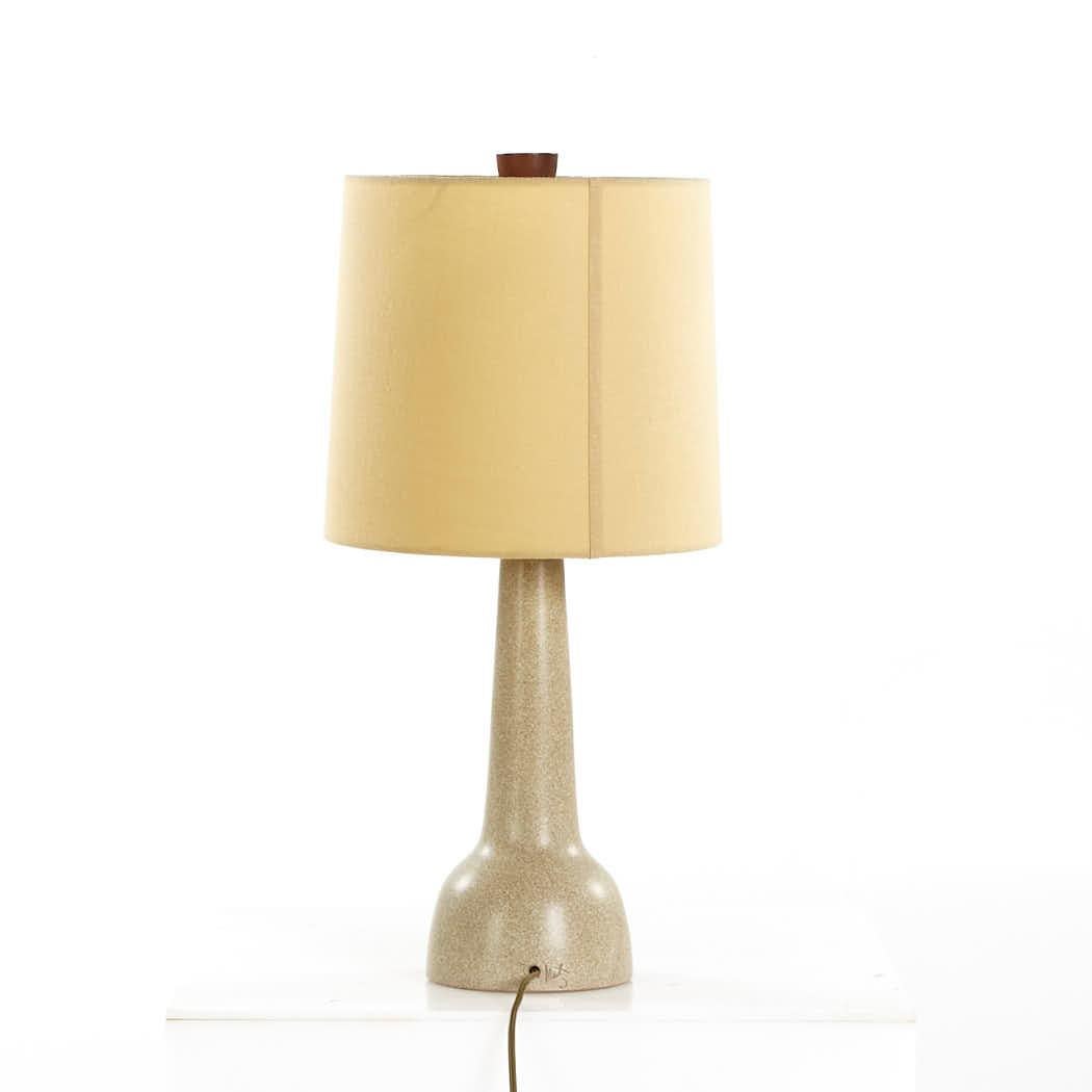 Jane and Gordon Martz Mid Century Walnut and Ceramic Lamp In Good Condition For Sale In Countryside, IL