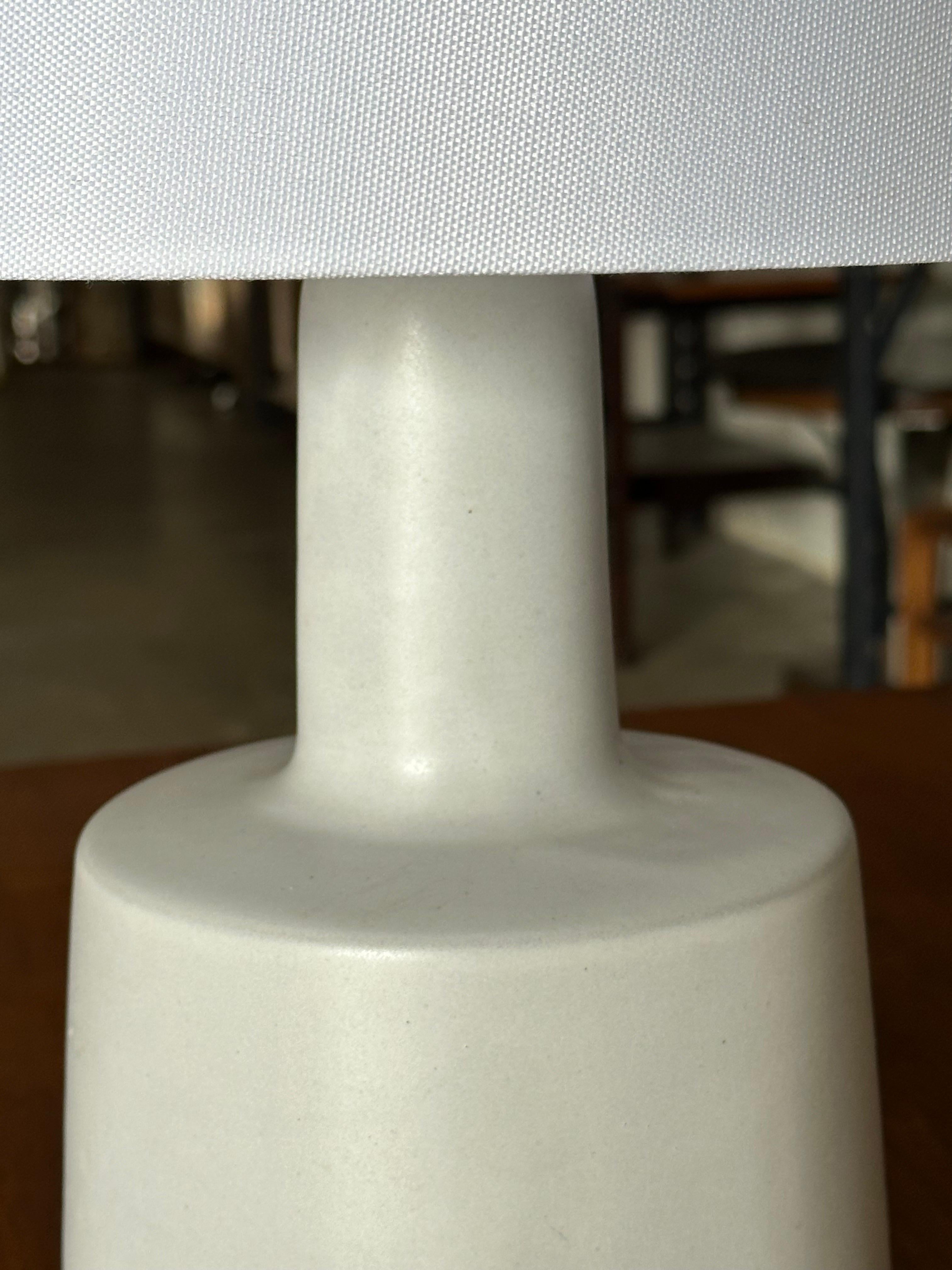 Mid-Century Modern Jane and Gordon Martz Minimalist Ceramic Table Lamp For Sale