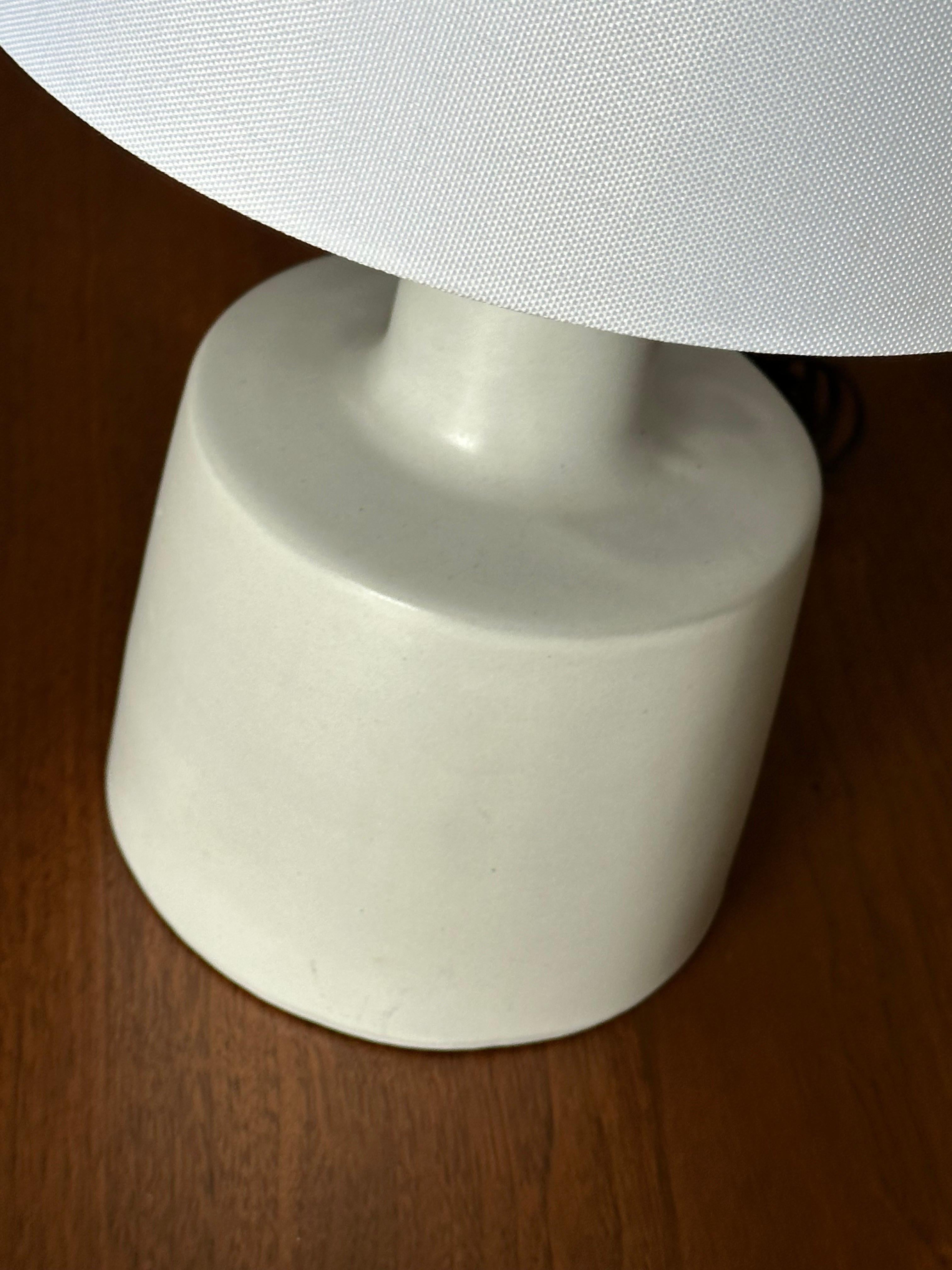 Américain Lampe de table en céramique minimaliste Jane et Gordon Martz en vente