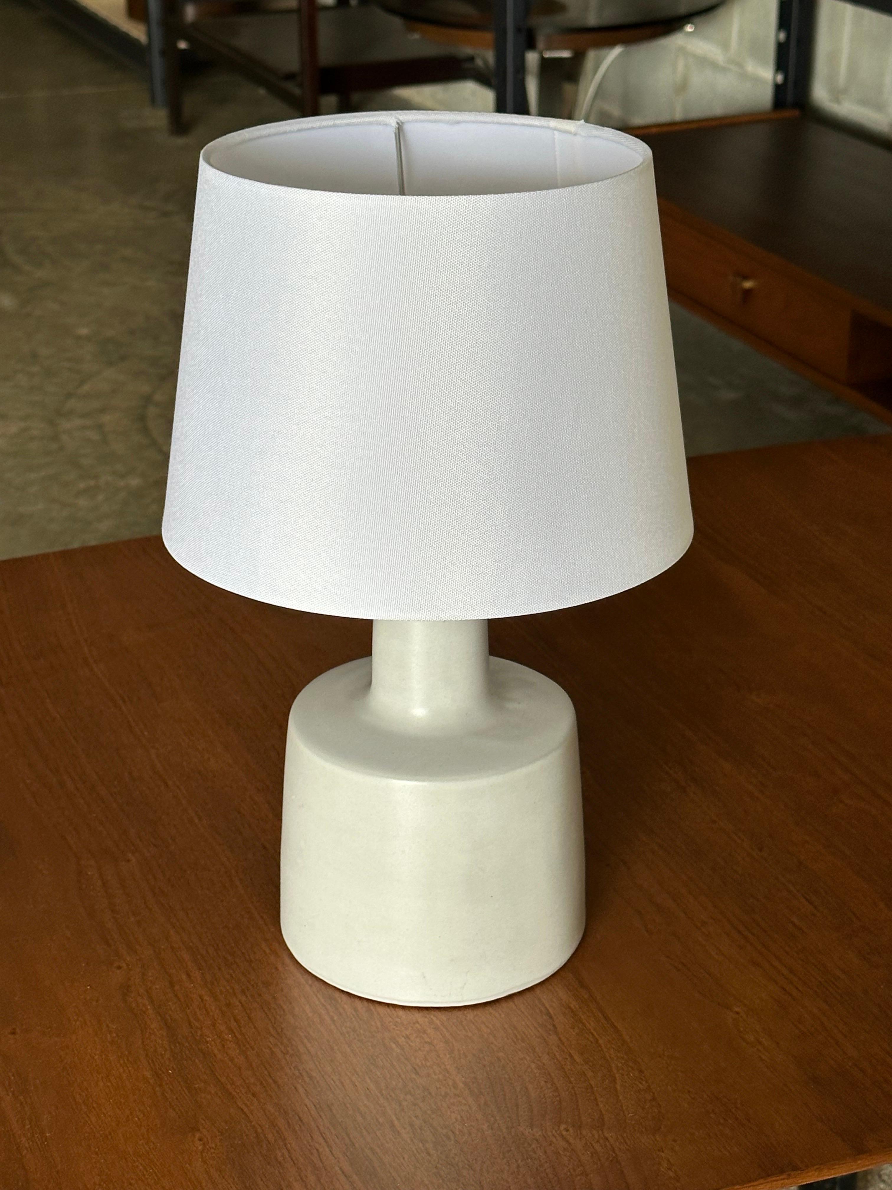 Jane and Gordon Martz Minimalist Ceramic Table Lamp In Good Condition For Sale In St.Petersburg, FL