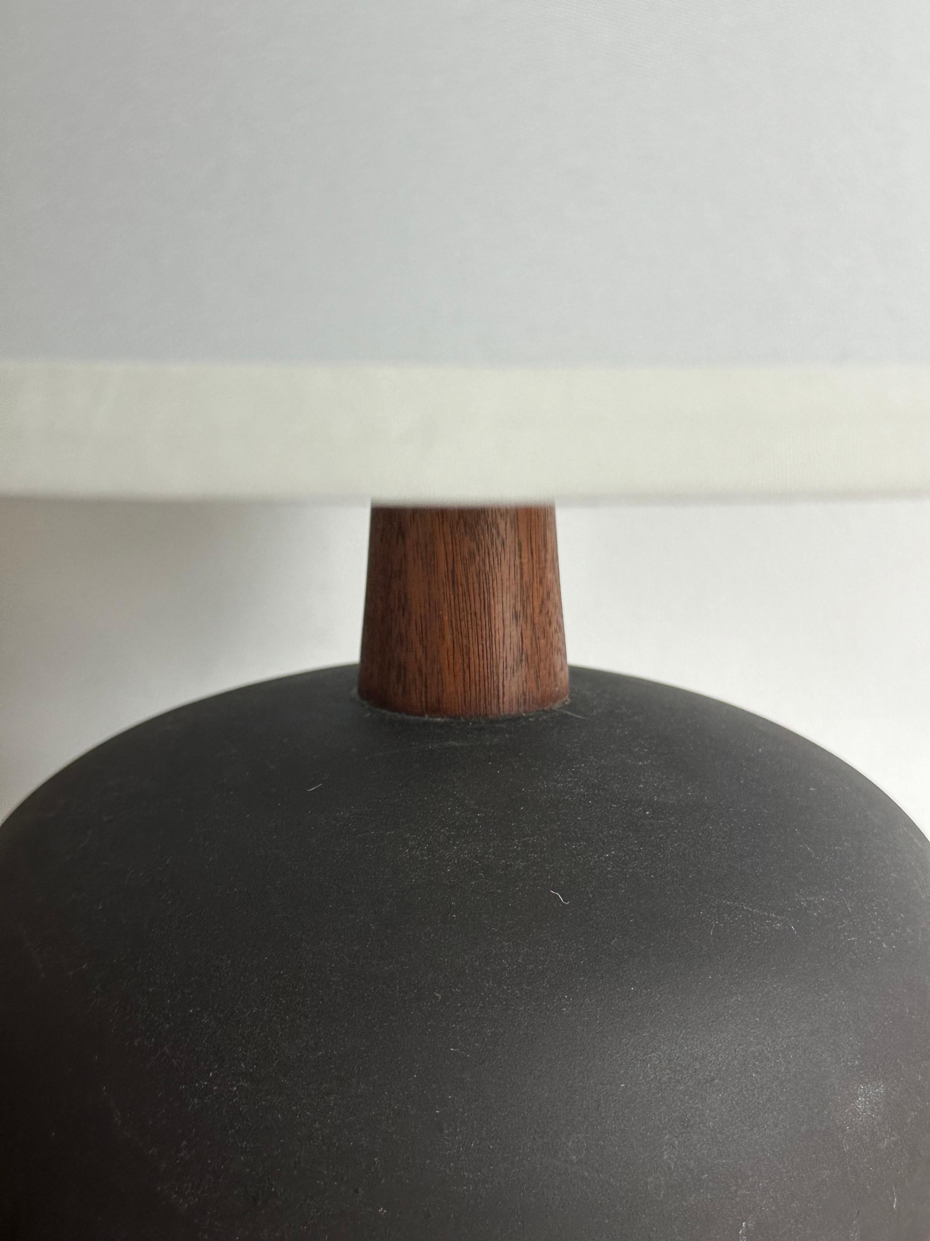 Mid-Century Modern Jane and Gordon Martz Minimalist Ceramic Table Lamp in Walnut and Ceramic For Sale
