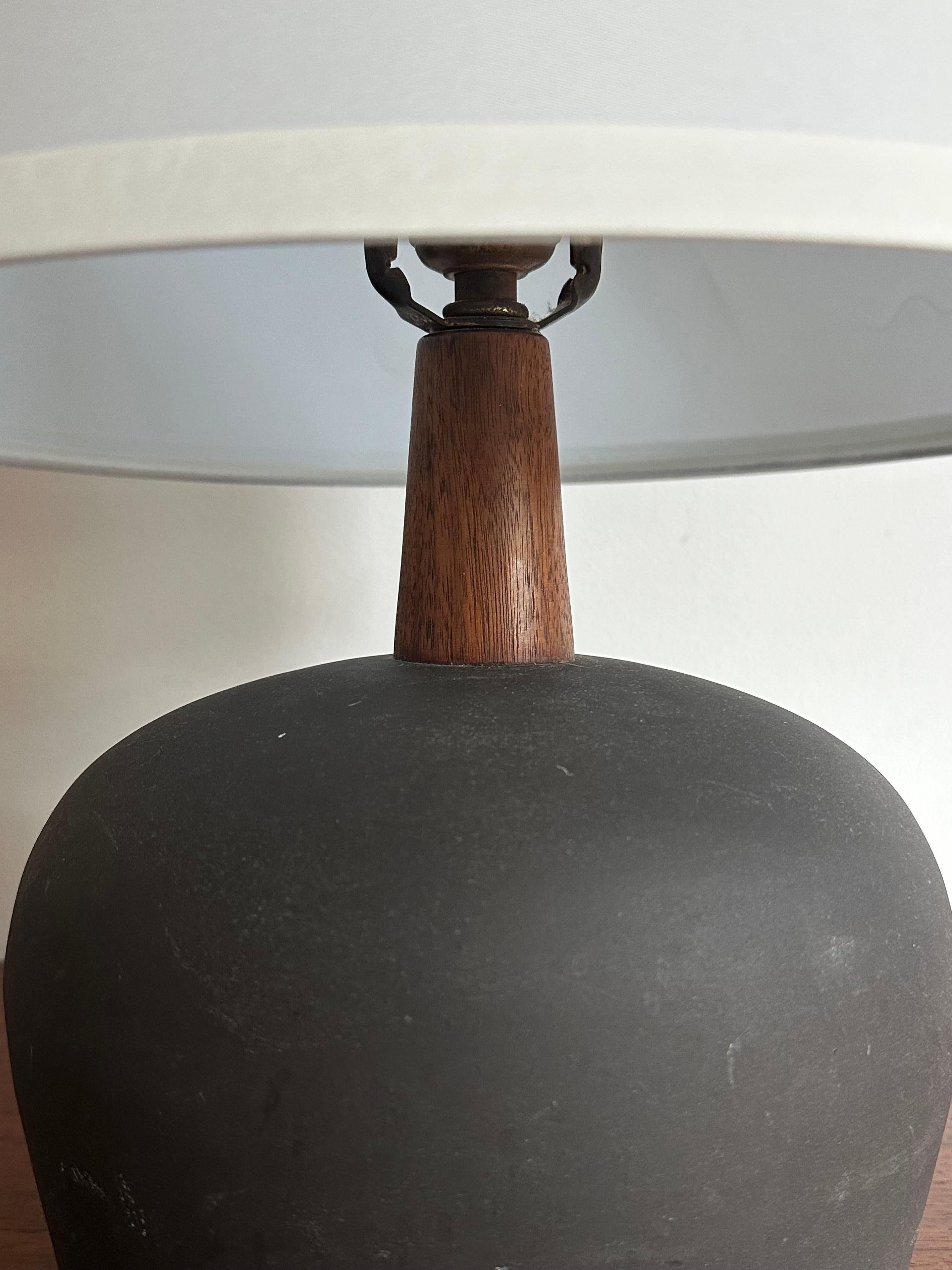 Jane and Gordon Martz Minimalist Ceramic Table Lamp in Walnut and Ceramic In Good Condition For Sale In St.Petersburg, FL