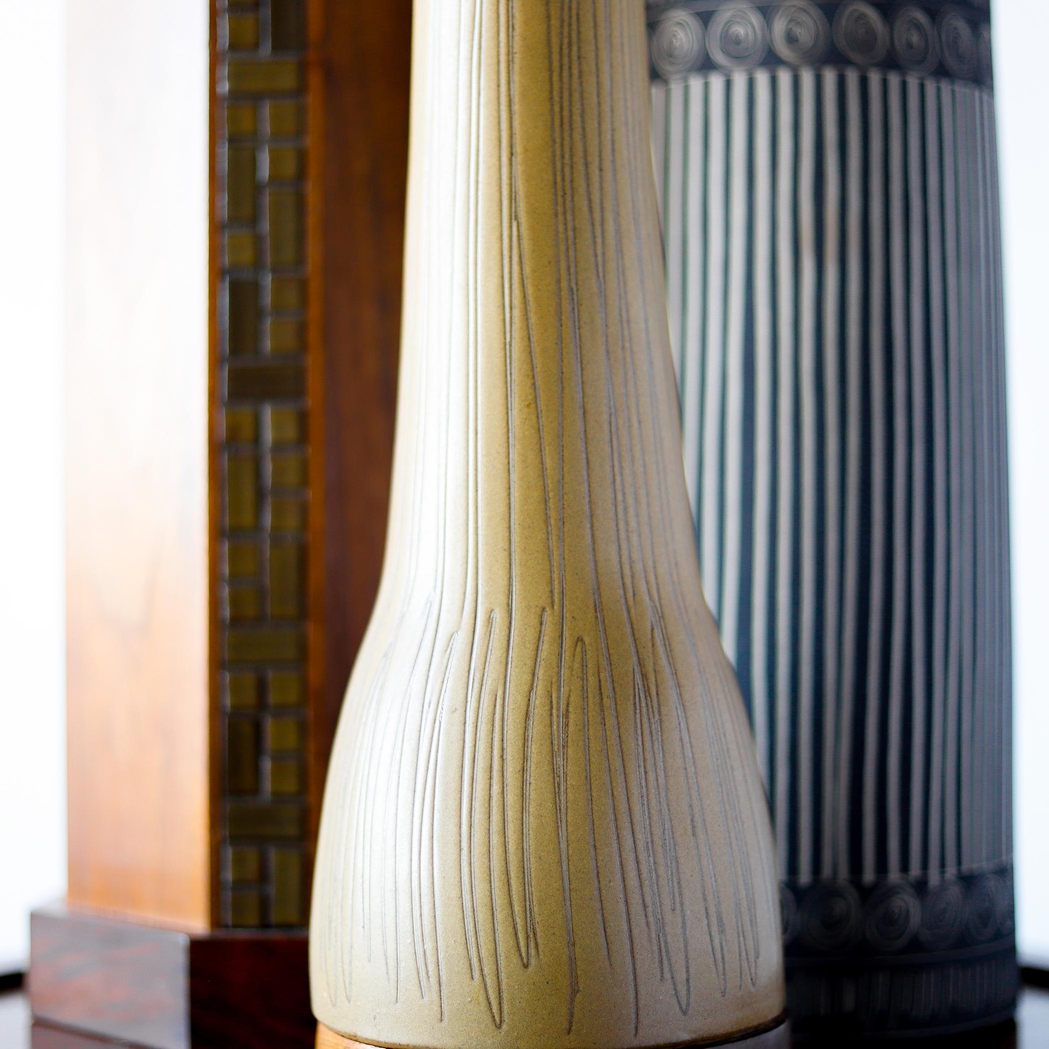 Mid-20th Century Jane and Gordon Martz Stoneware and Walnut Lamp Marshall Studios, Sgraffito For Sale