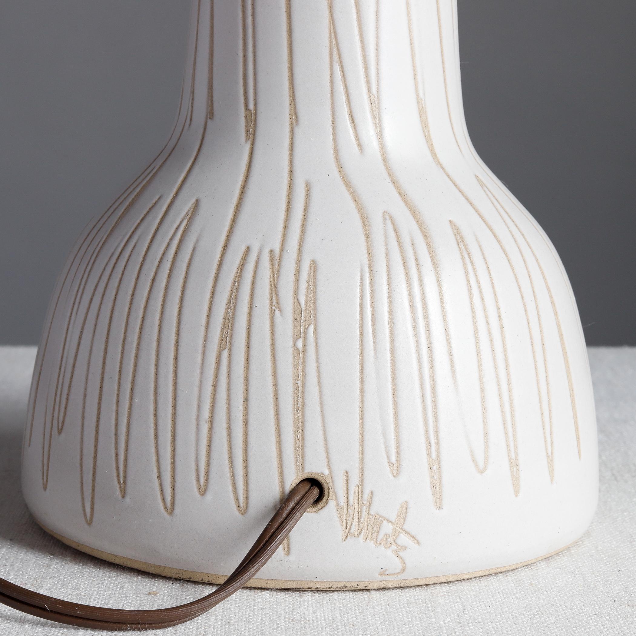 Jane and Gordon Martz Stoneware Lamp Marshall Studios, White Incised Sgraffito In Good Condition For Sale In Raleigh, NC
