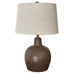 Lampada da tavolo di Jane & Jane Martz, ceramica e noce