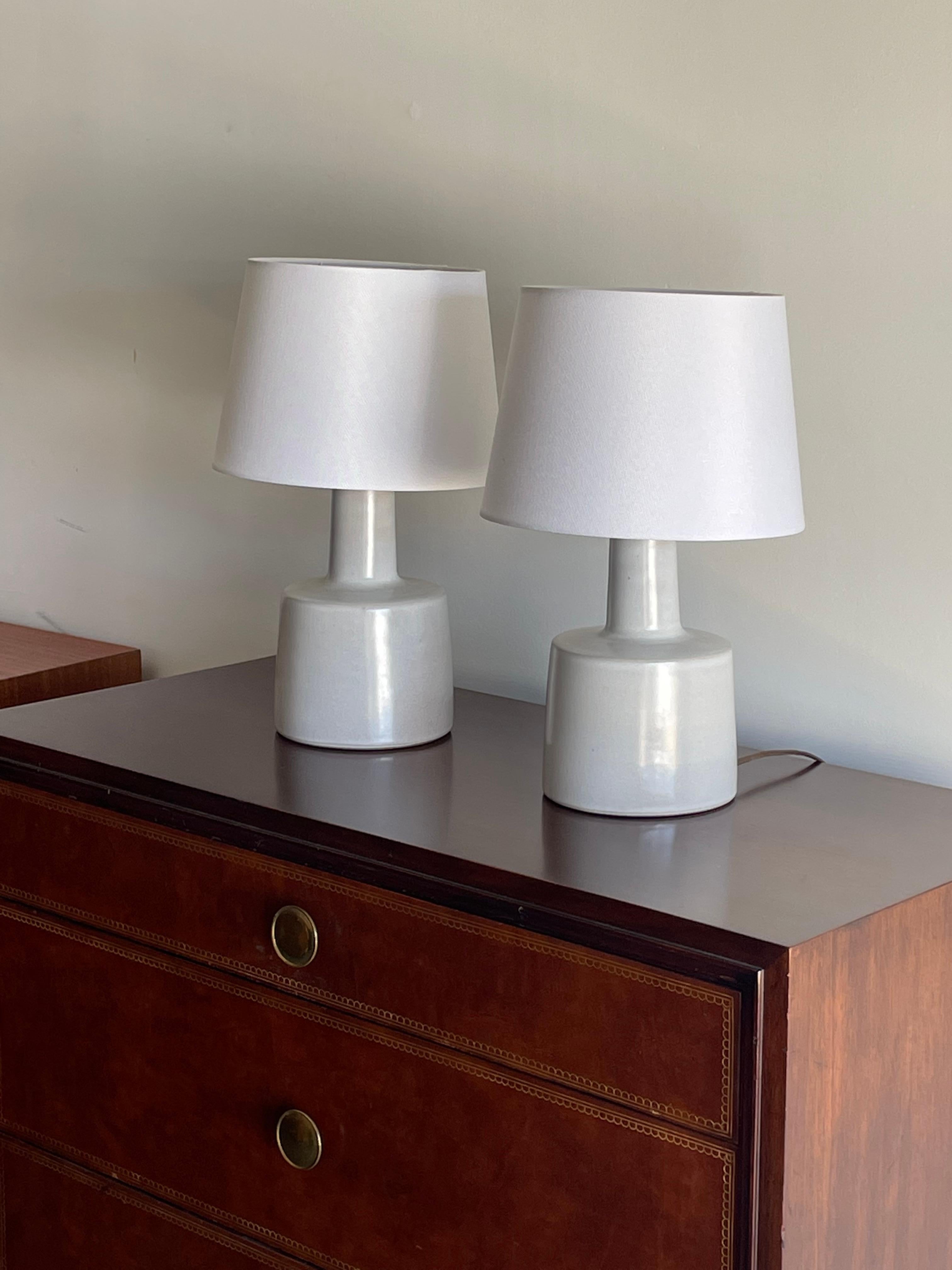 Lampes de table conçues par le duo de céramistes Jane et Gordon Martz pour Marshall Studios. Couleur : gris clair/blanc cassé 

Dimensions totales : 16