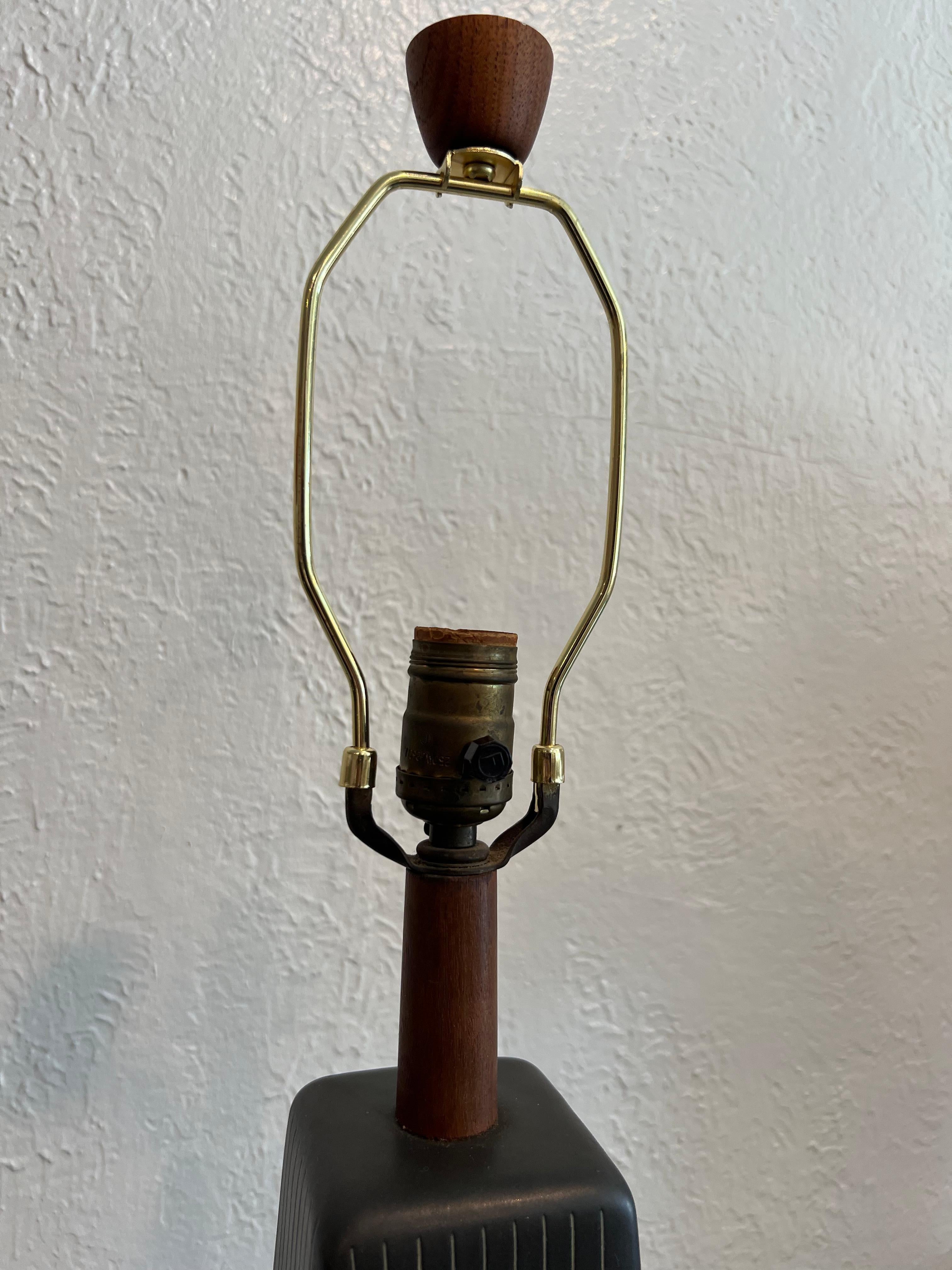 Nord-américain Jane & Jane Martz Lampe de table en céramique à bout effilé en vente