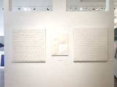 All That Jazz XXI / escultura mural de cerámica - crema, blanco, neutro 36 x 36 pulg.