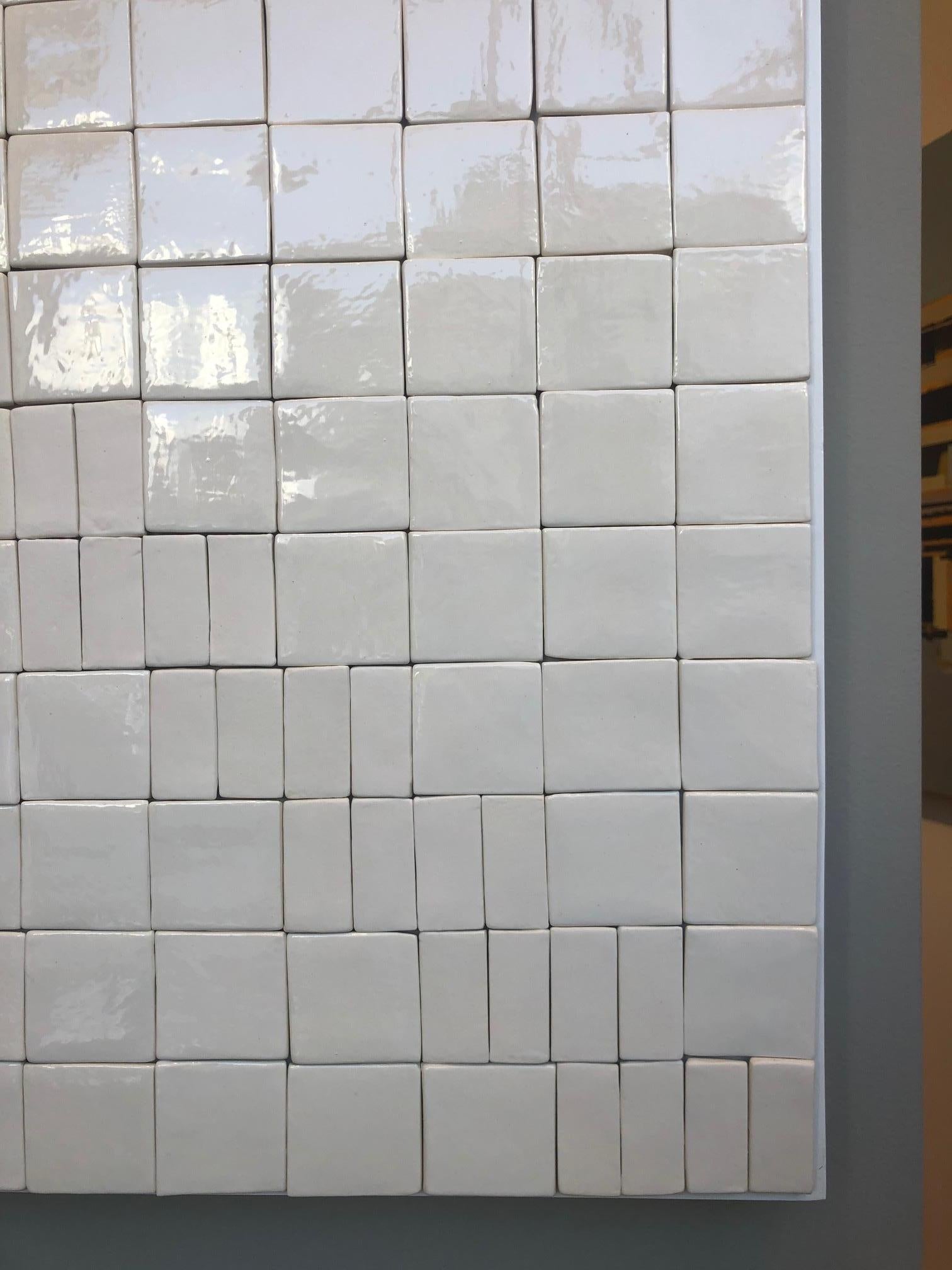 Minimal Abstract Ceramic 36 x 36 inch Wandskulptur aus glänzenden und matten weißen Keramikfliesen, die auf eine weiße Holzplatte montiert sind. Ein neutrales Werk, das ein 